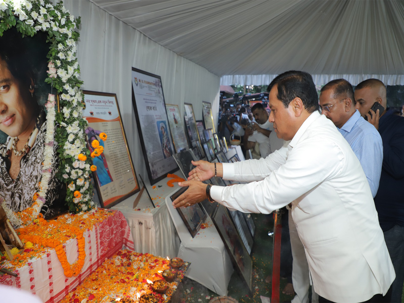 Sarbananda Sonowal pays tribue to Zubeen Garg (Photo/ANI) Sarbananda Sonowal pays tribue to Zubeen Garg (Photo/ANI)