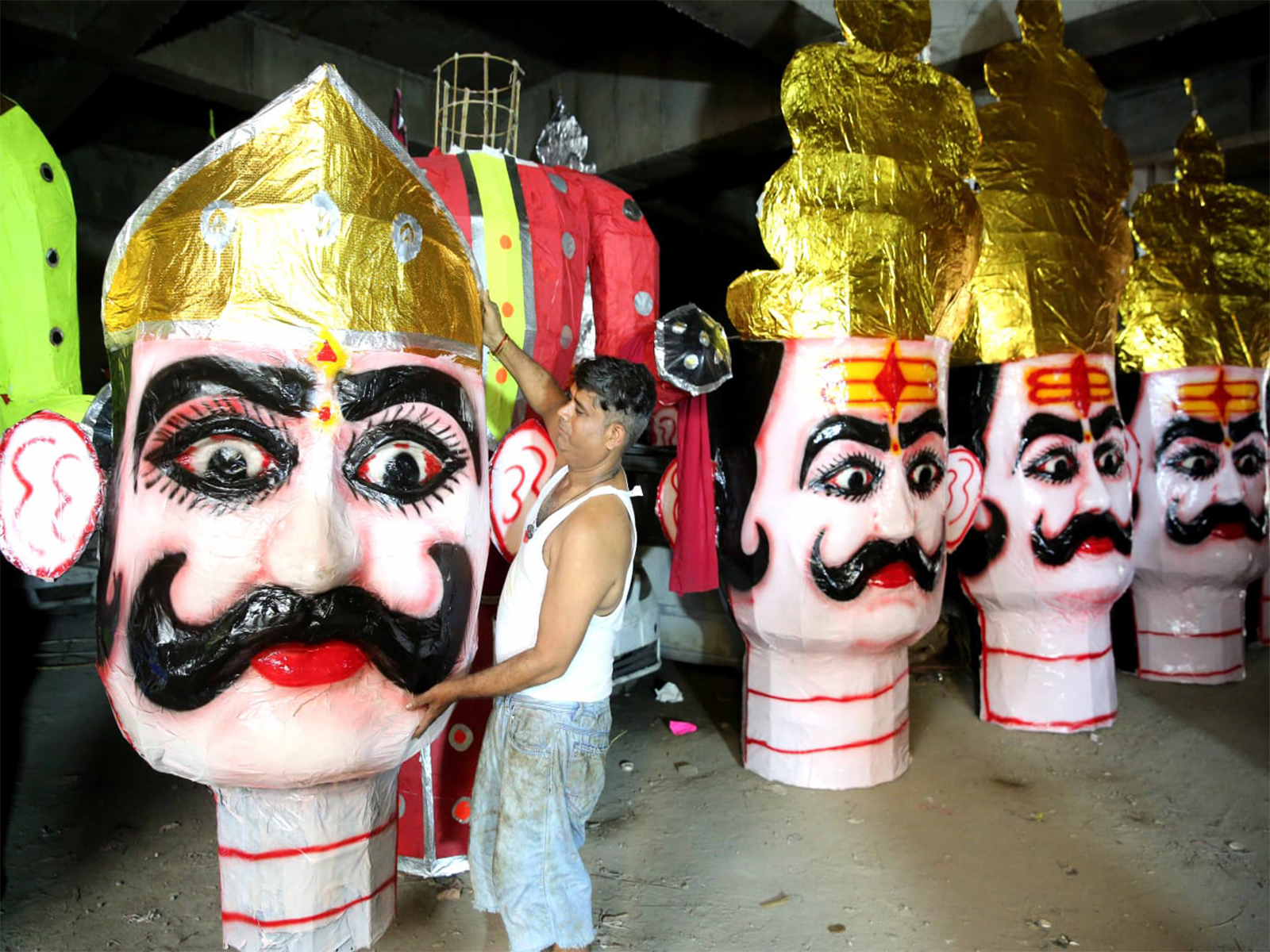 Artisan is preparing Ravana effigy in Bhopal (Photo/ANI) Artisan is preparing Ravana effigy in Bhopal (Photo/ANI)