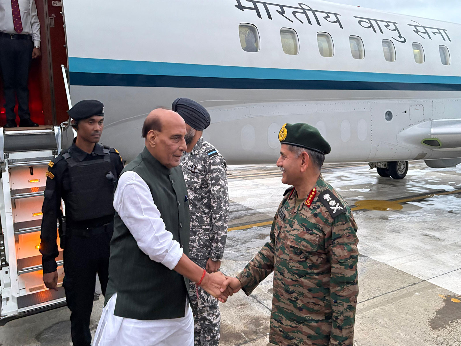 Defence Minister Rajnath Singh was received by COAS General Upendra Dwivedi (Photo/ANI) Defence Minister Rajnath Singh was received by COAS General Upendra Dwivedi (Photo/ANI)