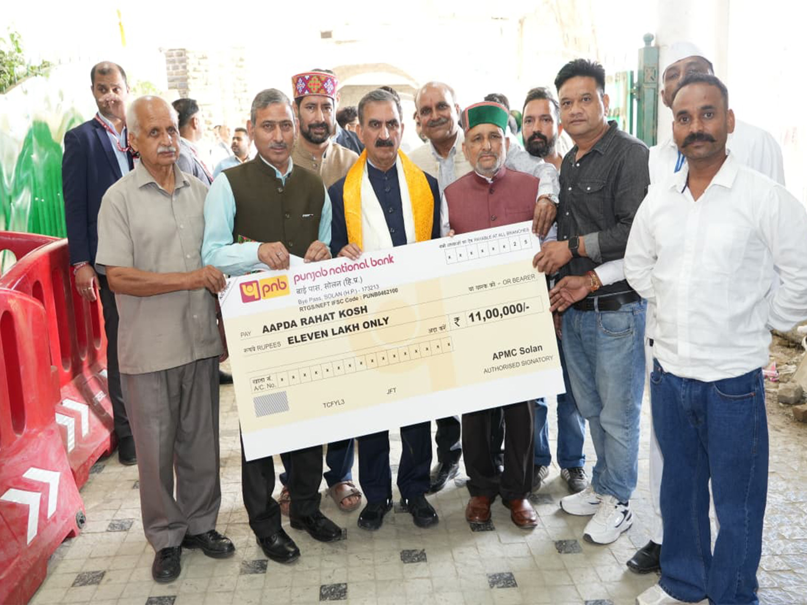 Arhati Association, Solan, present cheques to Chief Minister Sukhvinder Singh Sukhu for Disaster Relief Fund (Photo: Himachal CMO)  Arhati Association, Solan, present cheques to Chief Minister Sukhvinder Singh Sukhu for Disaster Relief Fund (Photo: Himachal CMO)