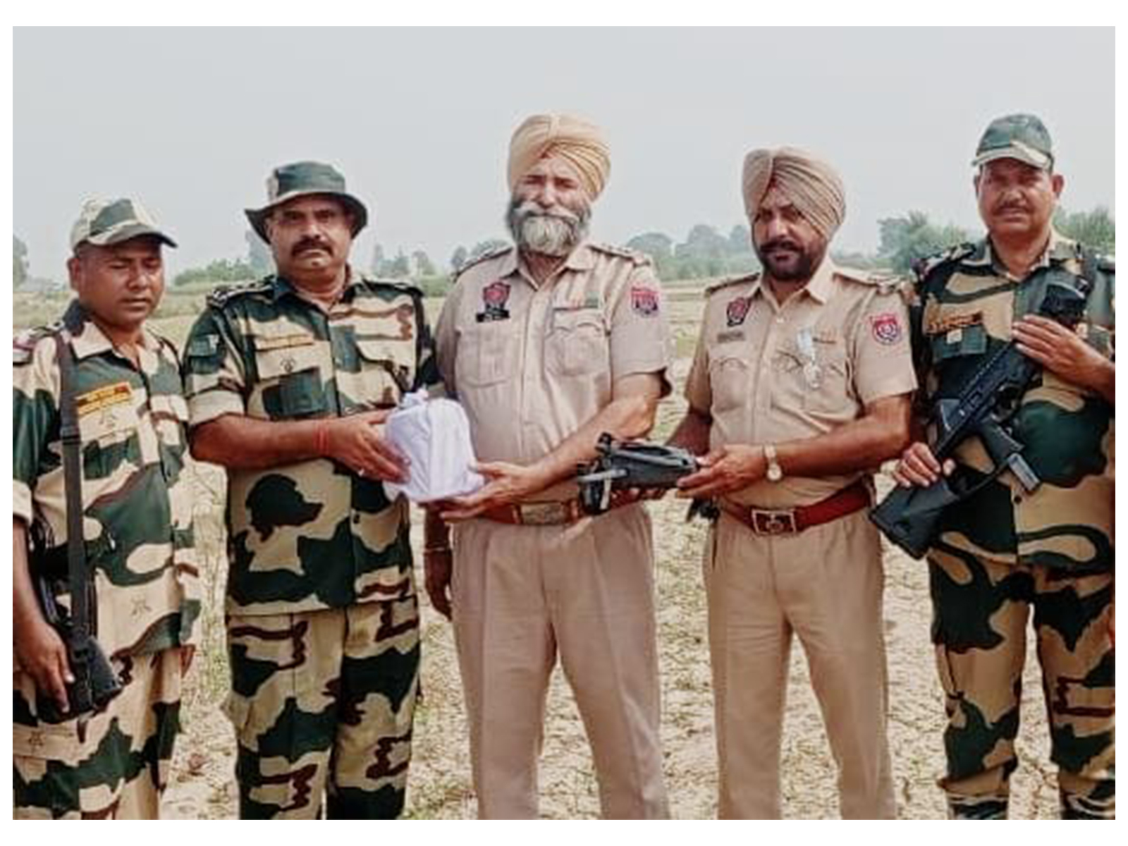 BSF personnel with recovered ice drug (Photo/@BSF_Punjab) BSF personnel with recovered ice drug (Photo/@BSF_Punjab)