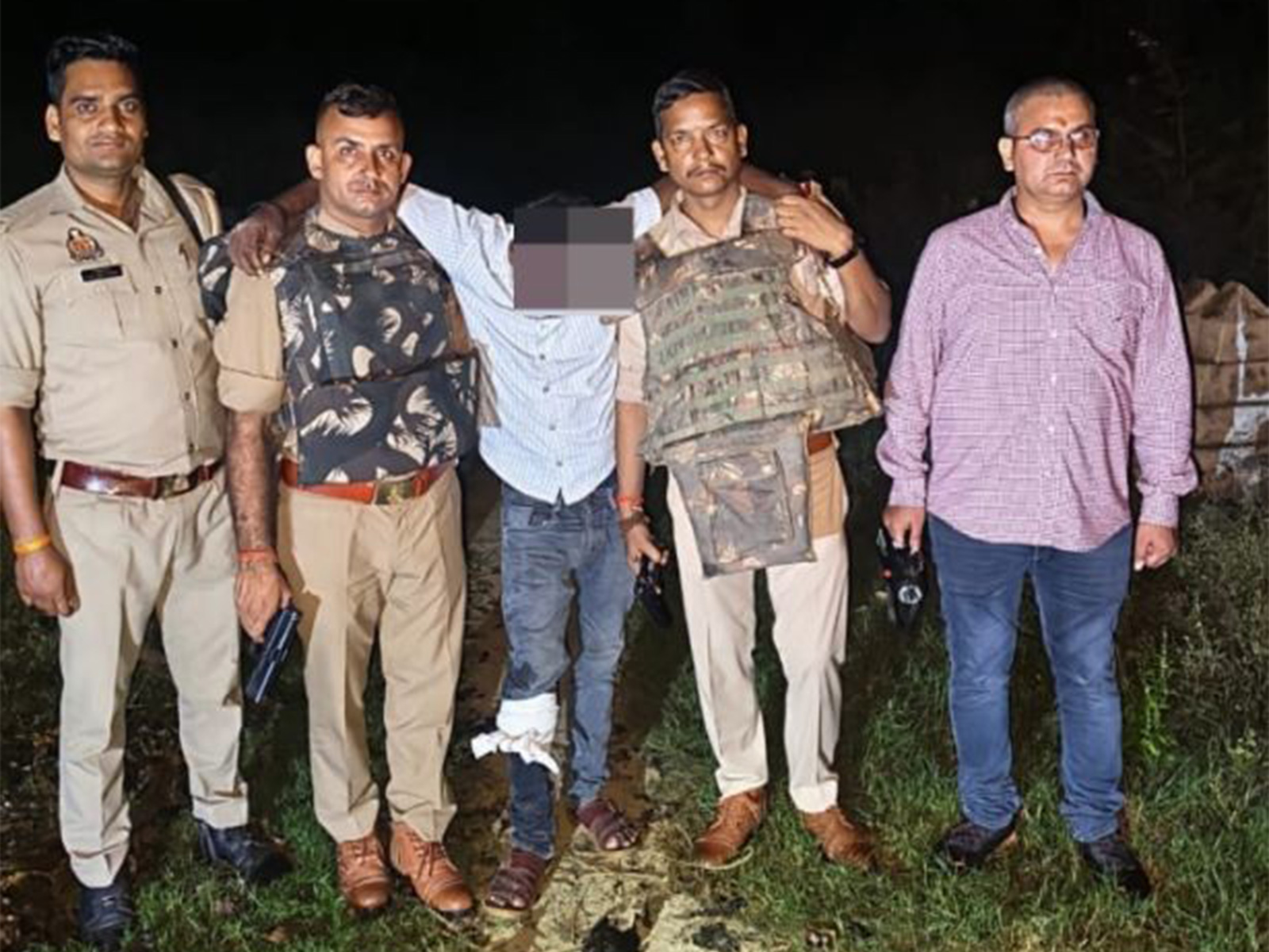 Kushinagar Police with the accused criminal (Photo/@kushinagarpol)