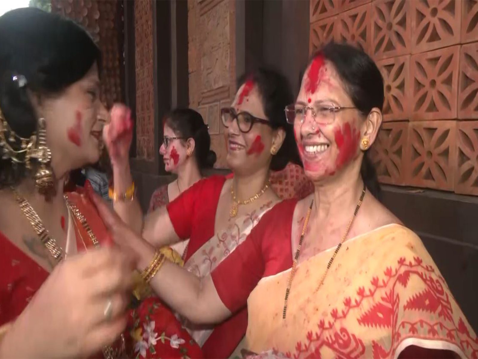 Women bid farewell to Maa Durga by celebrating ‘Sindoor Khela’ (Photo/ANI) Women bid farewell to Maa Durga by celebrating ‘Sindoor Khela’ (Photo/ANI)