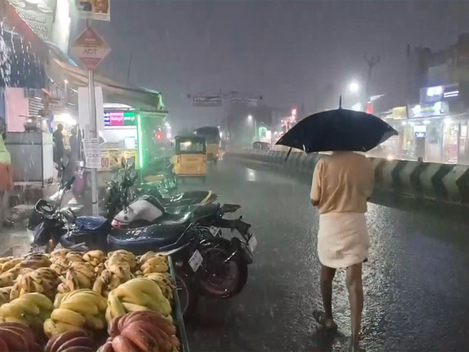 Rain lashes parts of Dindigul, Tamil Nadu (Photo/ANI) Rain lashes parts of Dindigul, Tamil Nadu (Photo/ANI)