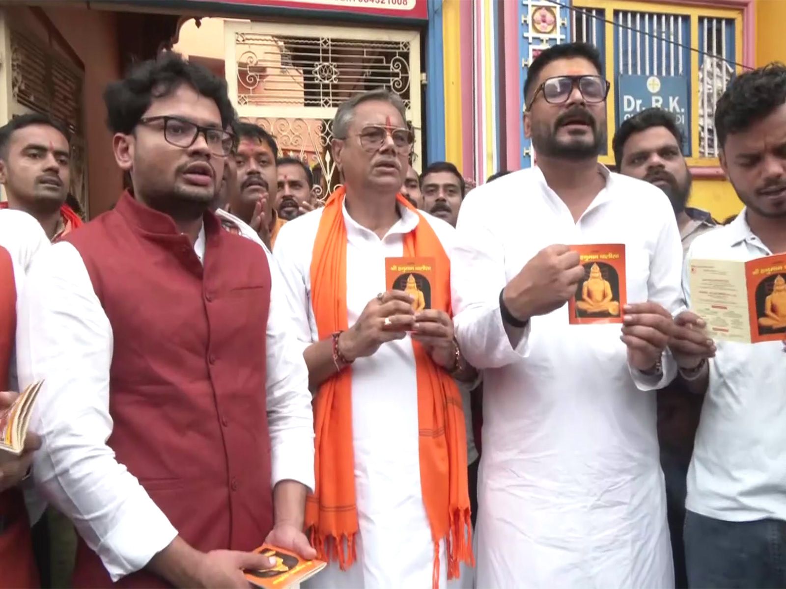 Hanuman Chalisa row: Hindu groups stage roadside protest reciting Hanuman Chalisa (Photo/ANI) Hanuman Chalisa row: Hindu groups stage roadside protest reciting Hanuman Chalisa (Photo/ANI)
