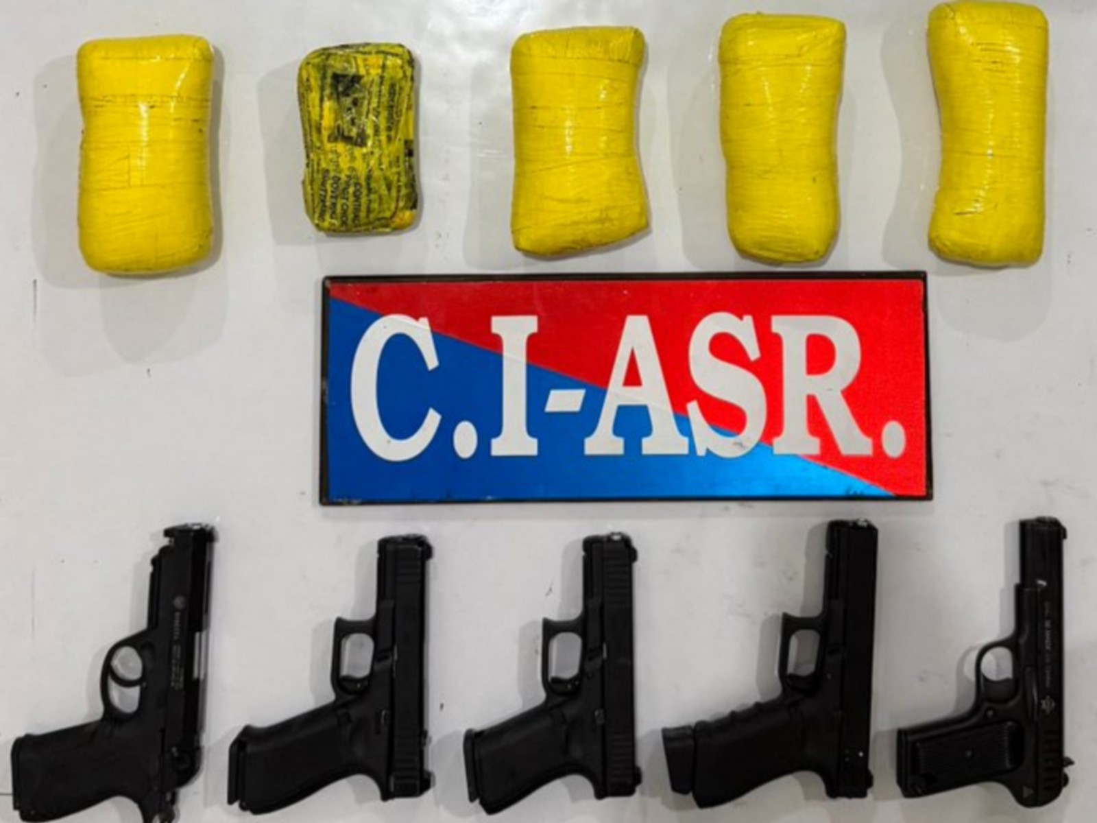 Punjab police recovers 2.5 kgs of heroin, 5 pistols along with magazines (Photo: x/@DGPPunjabPolice) Punjab police recovers 2.5 kgs of heroin, 5 pistols along with magazines (Photo: x/@DGPPunjabPolice)