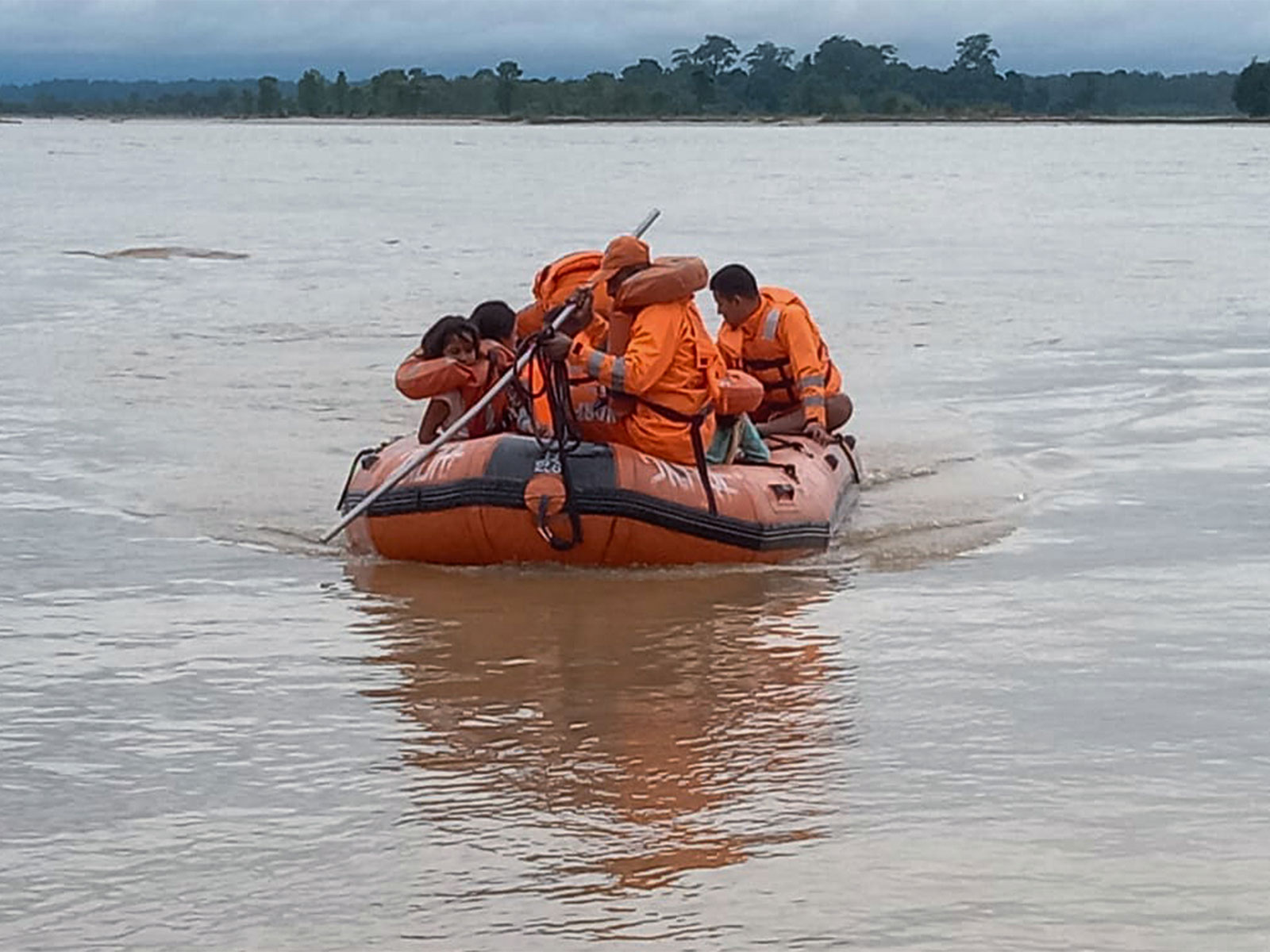 NDRF evacuate people during a Flood Water Rescue operation in flood-affected areas, in Jalpaiguri. (Photo/ANI) NDRF evacuate people during a Flood Water Rescue operation in flood-affected areas, in Jalpaiguri. (Photo/ANI)