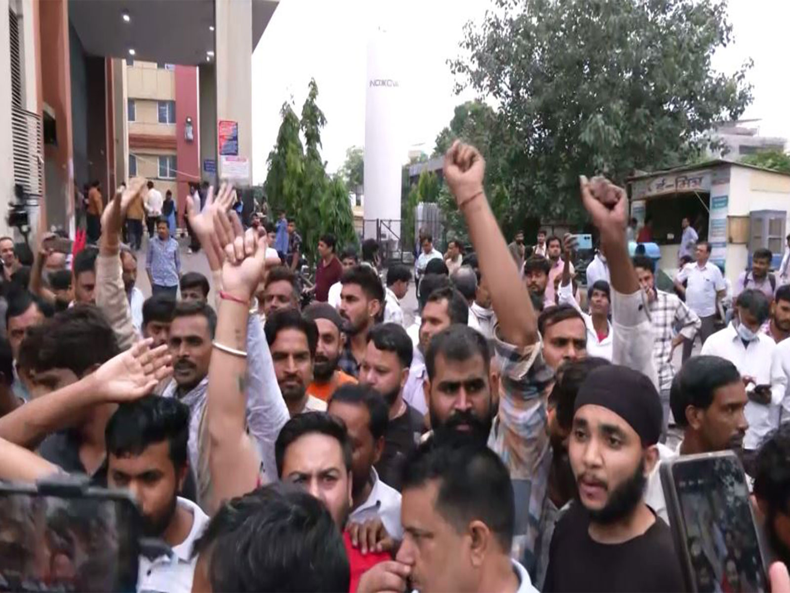 Visual from protest outside the SMS Hospital in Jaipur (Photo/ANI)
