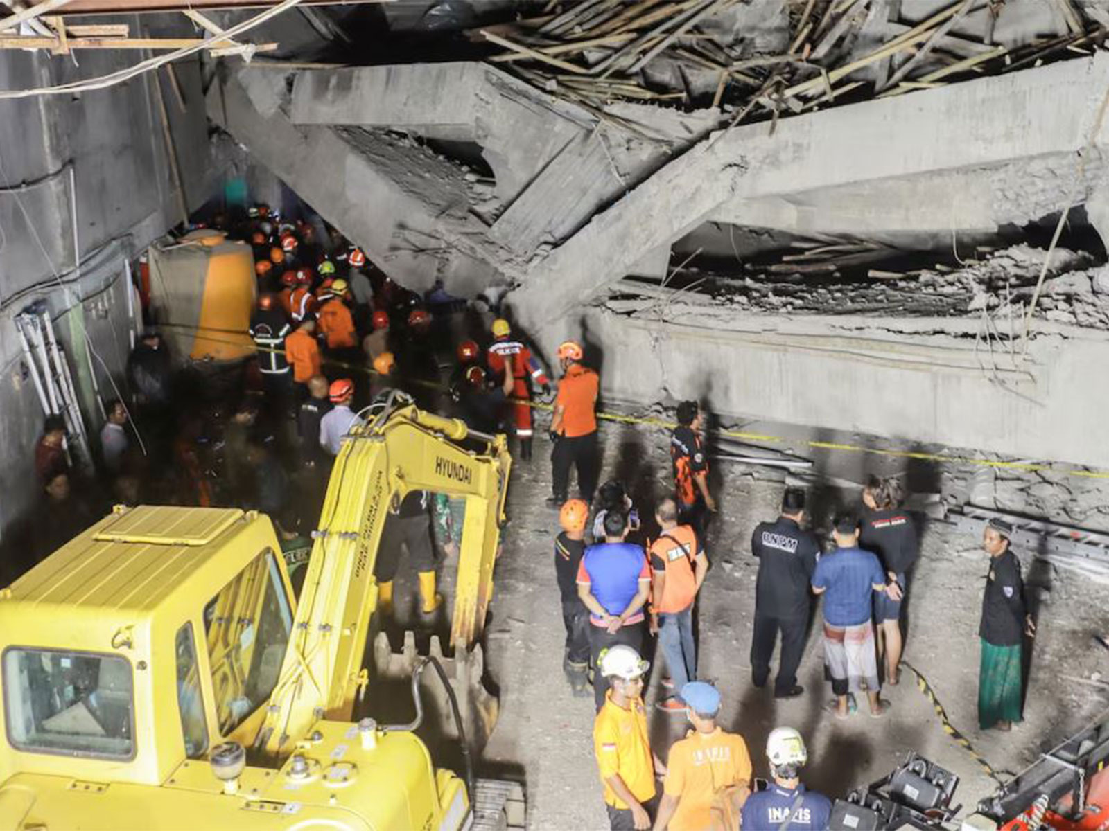 Rescue operations at the boarding school which collapsed in Indonesia (Photo/ Reuters) Rescue operations at the boarding school which collapsed in Indonesia (Photo/ Reuters)