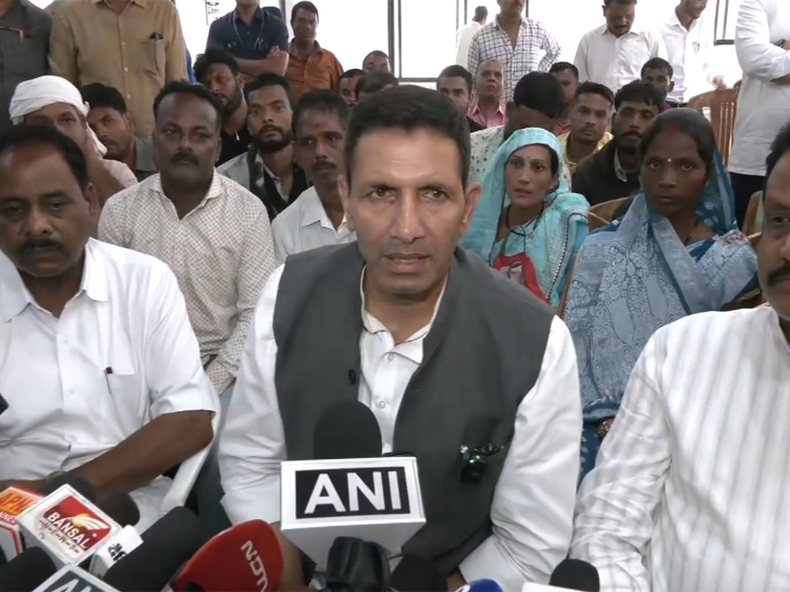 MP Congress Chief Jitu Patwari meeting the family of children who lost live due to cough syrup in Chhindwara (Photo/ANI) MP Congress Chief Jitu Patwari meeting the family of children who lost live due to cough syrup in Chhindwara (Photo/ANI)