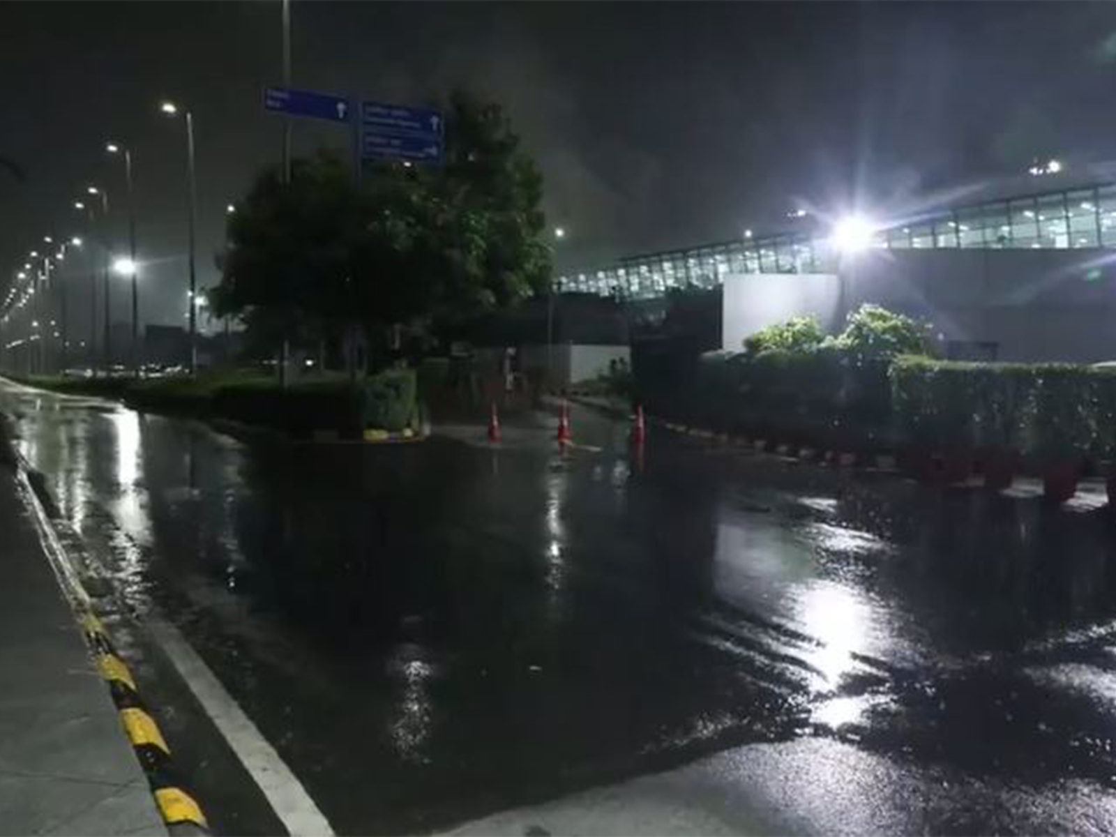Light rain drizzles over parts of Delhi NCR (Photo/ANI) Light rain drizzles over parts of Delhi NCR (Photo/ANI)