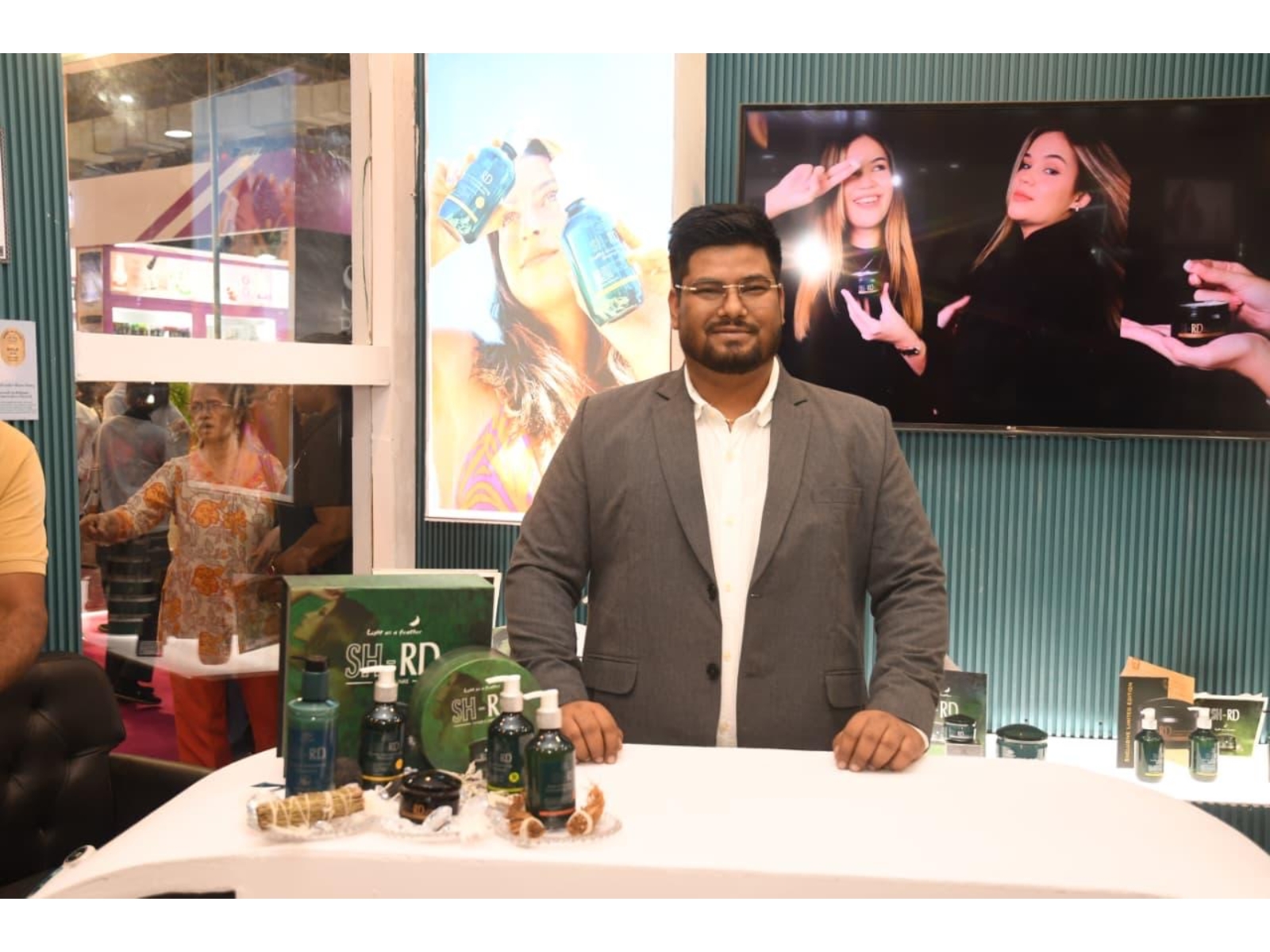 Kumar Gaurav - Founder & CEO of Lepl Group officially launched SH-RD in India (World’s 1st scalp care brand) at Bombay Expo Centre, Mumbai Kumar Gaurav - Founder & CEO of Lepl Group officially launched SH-RD in India (World’s 1st scalp care brand) at Bombay Expo Centre, Mumbai