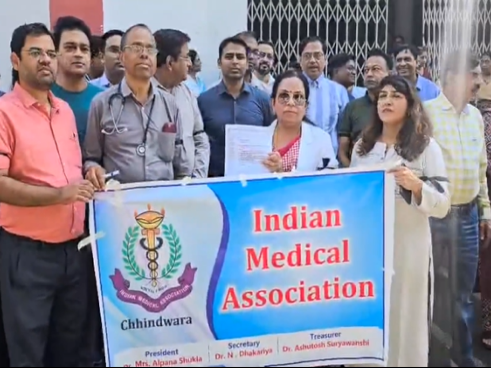 Doctors and IMA representatives holding protest in Chhindwara (Photo/ANI) Doctors and IMA representatives holding protest in Chhindwara (Photo/ANI)