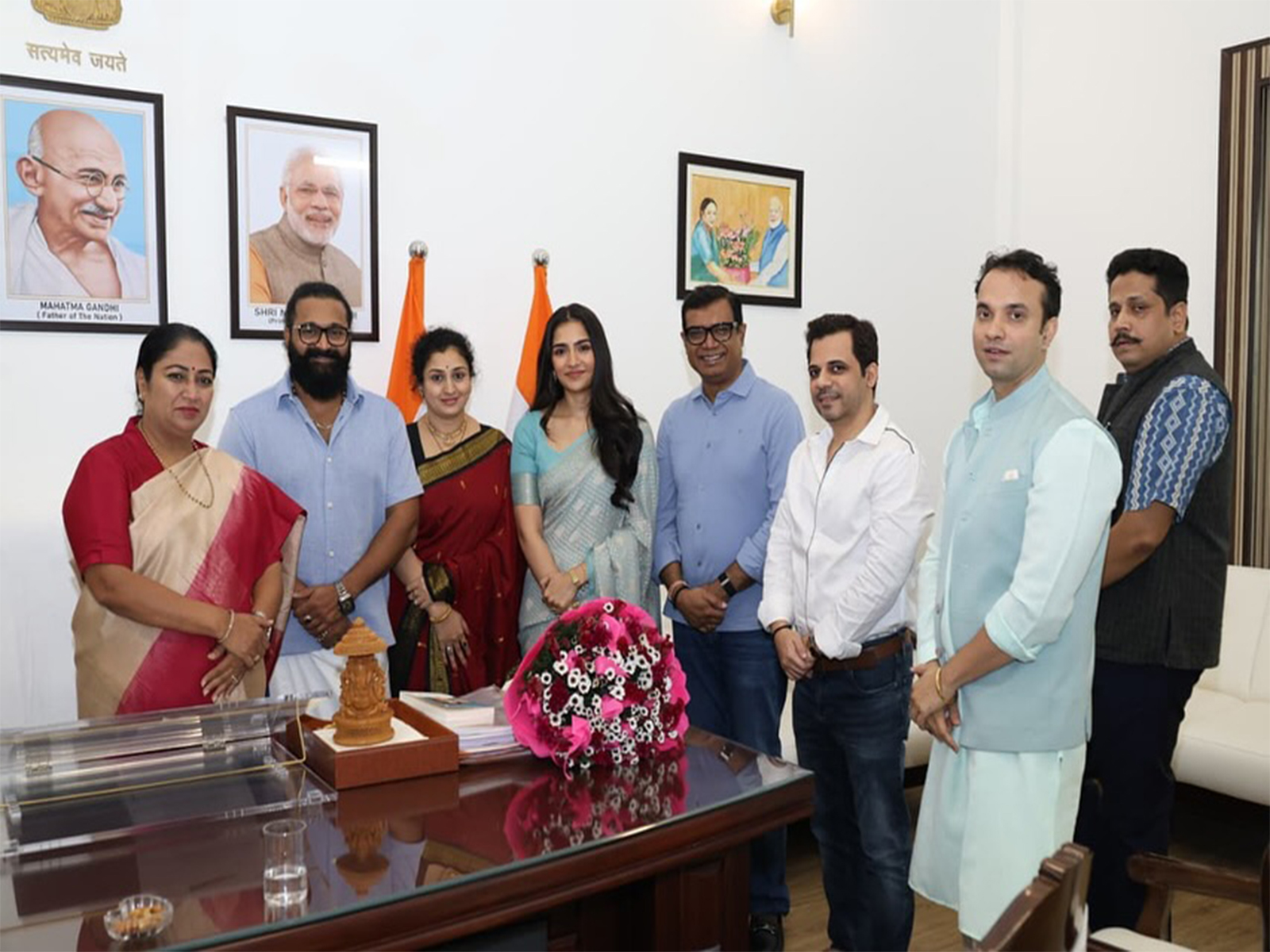 Delhi CM Rekha Gupta with Kantara: Chapter 1 cast (Image Source: Delhi CM Instagram) Delhi CM Rekha Gupta with Kantara: Chapter 1 cast (Image Source: Delhi CM Instagram)
