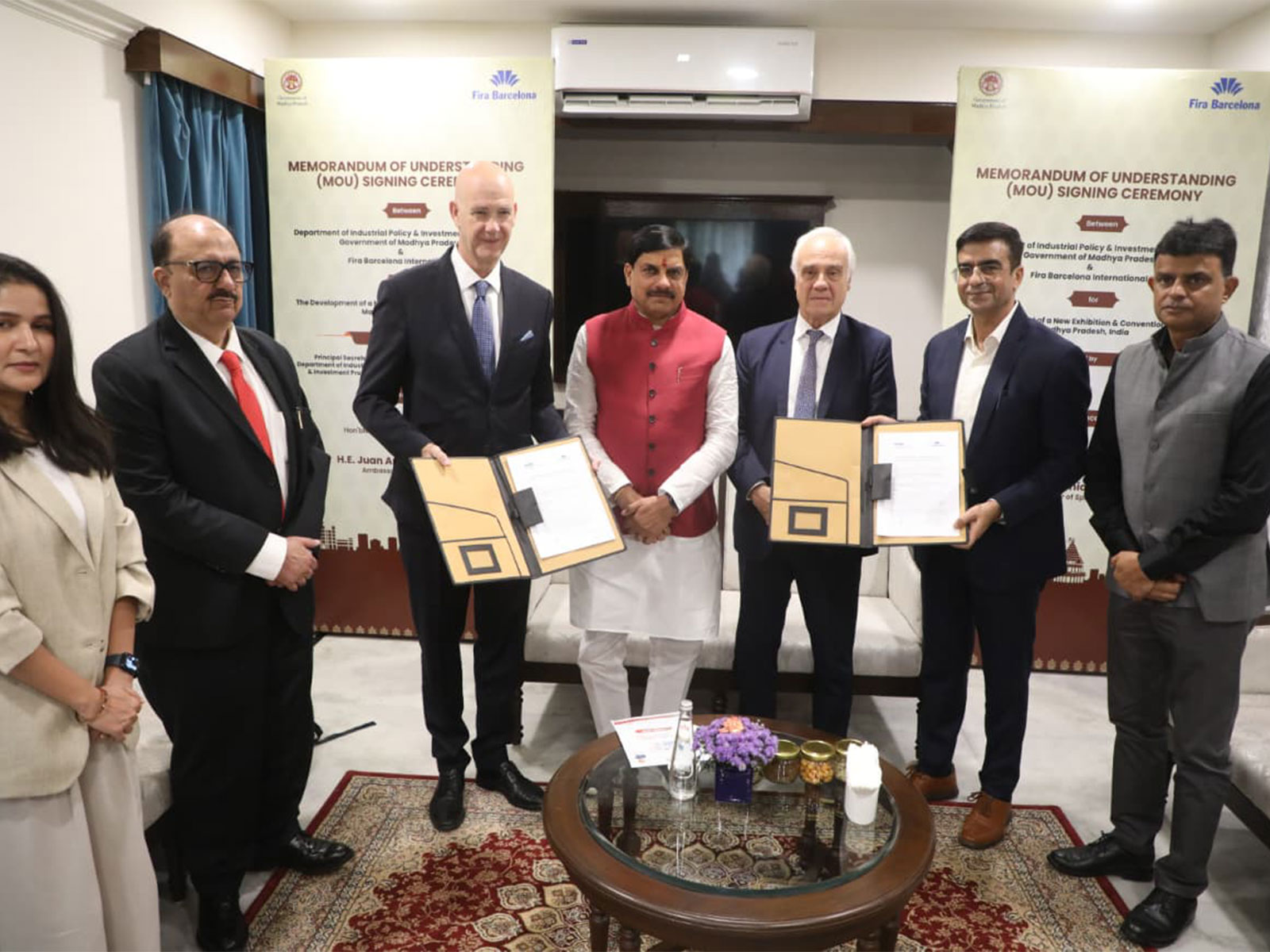 MoU exchange between Madhya Pradesh and Spain’s Fira Barcelona International (Photo/DPR) MoU exchange between Madhya Pradesh and Spain’s Fira Barcelona International (Photo/DPR)