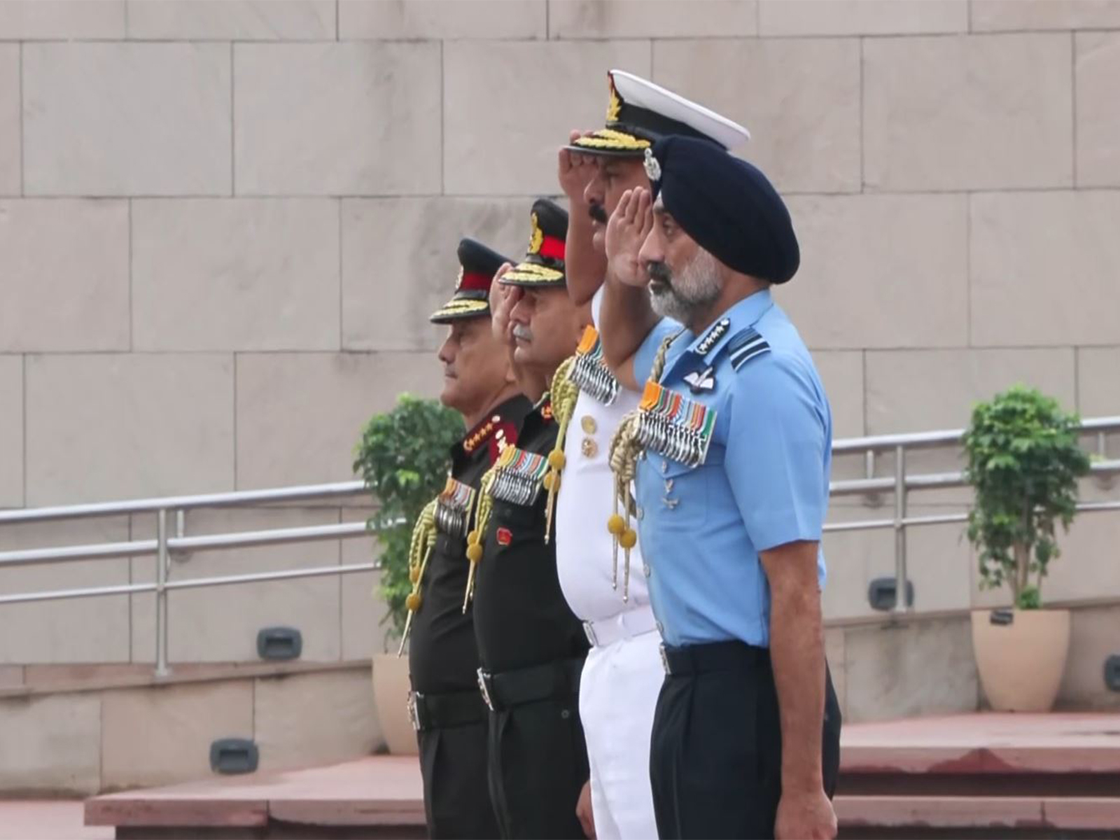 CDS, along with the chiefs of the Indian Air Force, Army and Navy, pay tribute at the National War Memorial (Photo/ANI) CDS, along with the chiefs of the Indian Air Force, Army and Navy, pay tribute at the National War Memorial (Photo/ANI)