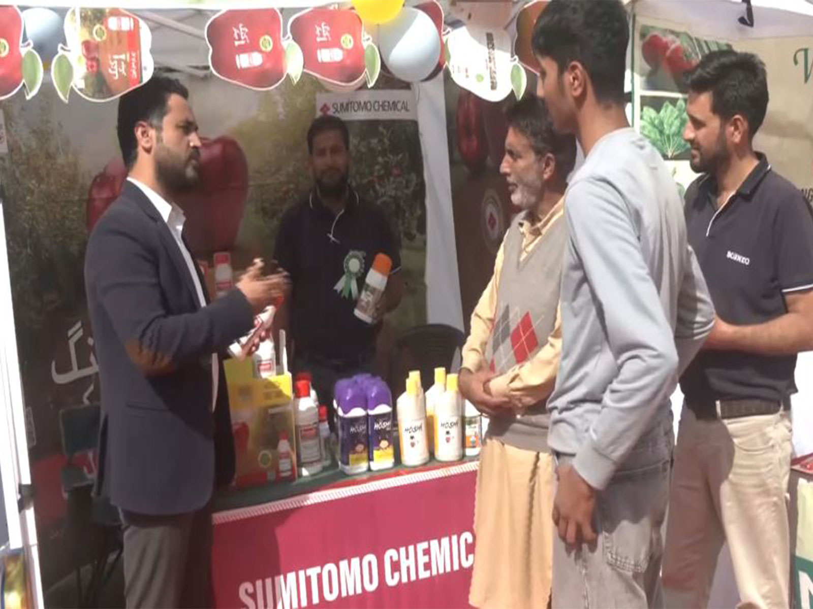 Several farmers and entrepreneurs set up stalls to exhibit the products they had prepared. (Photo/ANI) Several farmers and entrepreneurs set up stalls to exhibit the products they had prepared. (Photo/ANI)