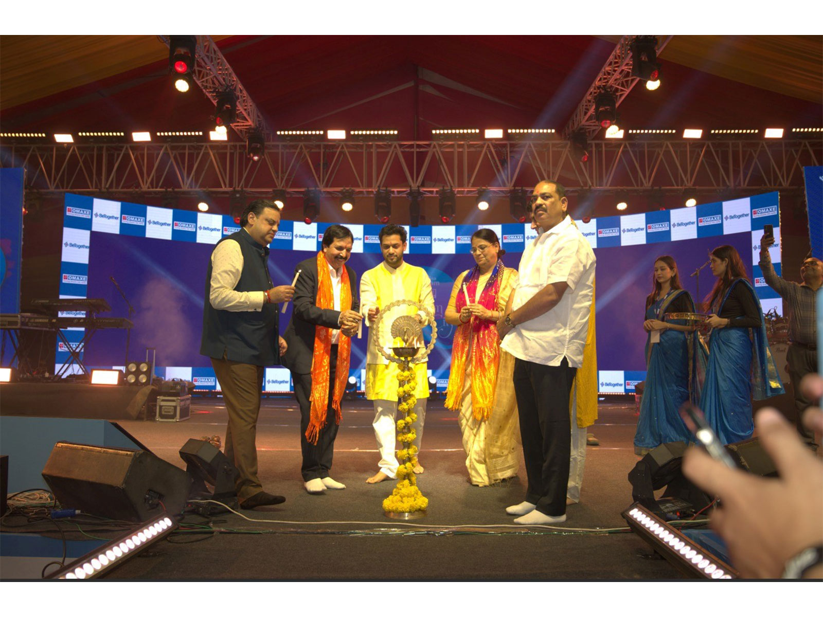 ‘Vishwas ka Sangam – Gala Night’ at Omaxe Sangam City: Aastha Gill and Sugandha Mishra enthrall the audience ‘Vishwas ka Sangam – Gala Night’ at Omaxe Sangam City: Aastha Gill and Sugandha Mishra enthrall the audience