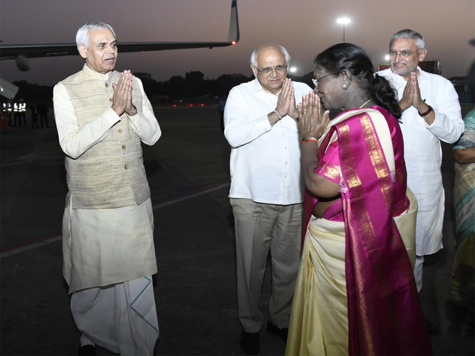 Heartfelt Farewell to the President of India, Droupadi Murmu, at Ahmedabad Airport (Photo/Gujarat CMO) Heartfelt Farewell to the President of India, Droupadi Murmu, at Ahmedabad Airport (Photo/Gujarat CMO)