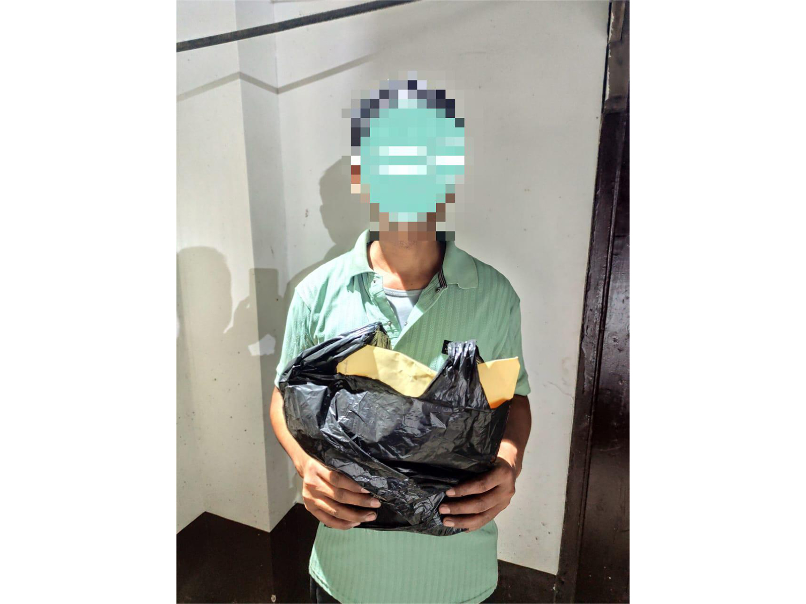 Rifleman arrested with contraband drugs (Photo: x/@manipur_police) Rifleman arrested with contraband drugs (Photo: x/@manipur_police)