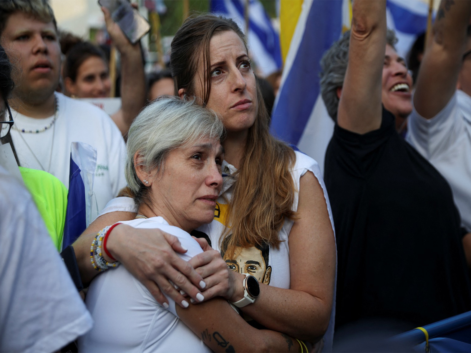 Families await return of hostages in Tel Aviv (Photo/Reuters) Families await return of hostages in Tel Aviv (Photo/Reuters)