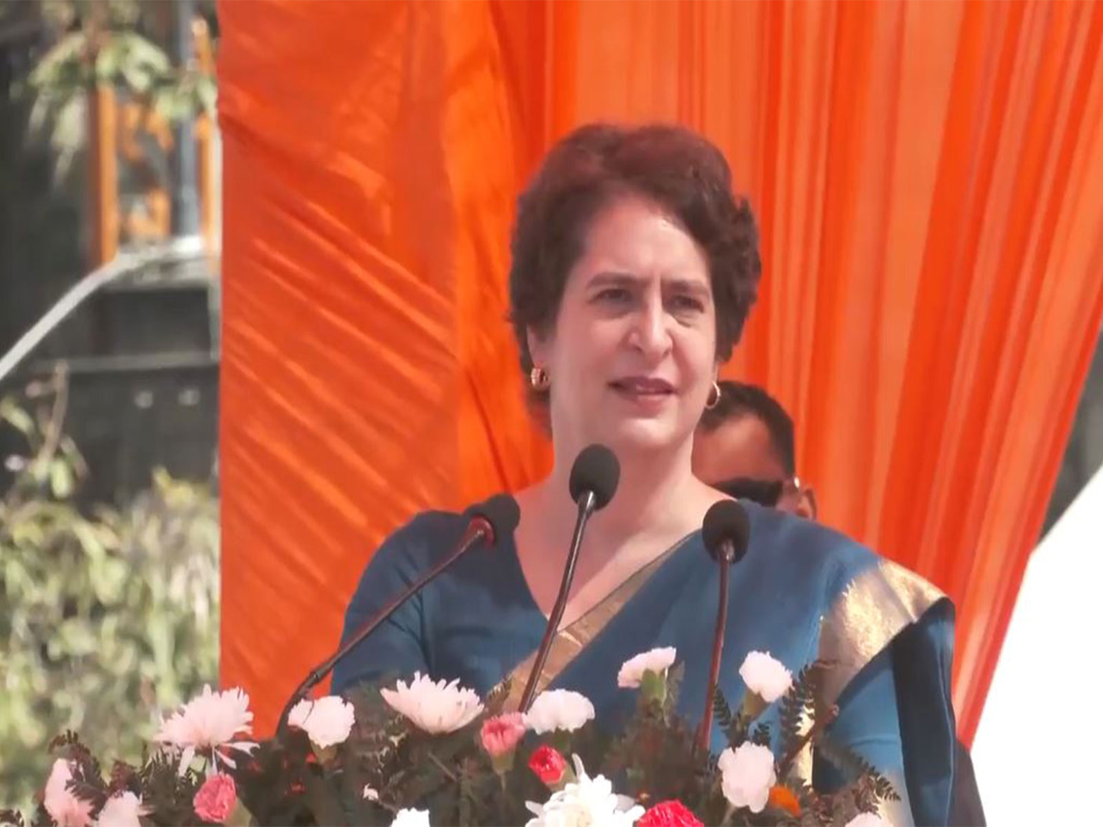 Congress leader Priyanka Gandhi Vadra unveils statue of former CM Virbhadra Singh (Photo/ANI) Congress leader Priyanka Gandhi Vadra unveils statue of former CM Virbhadra Singh (Photo/ANI)