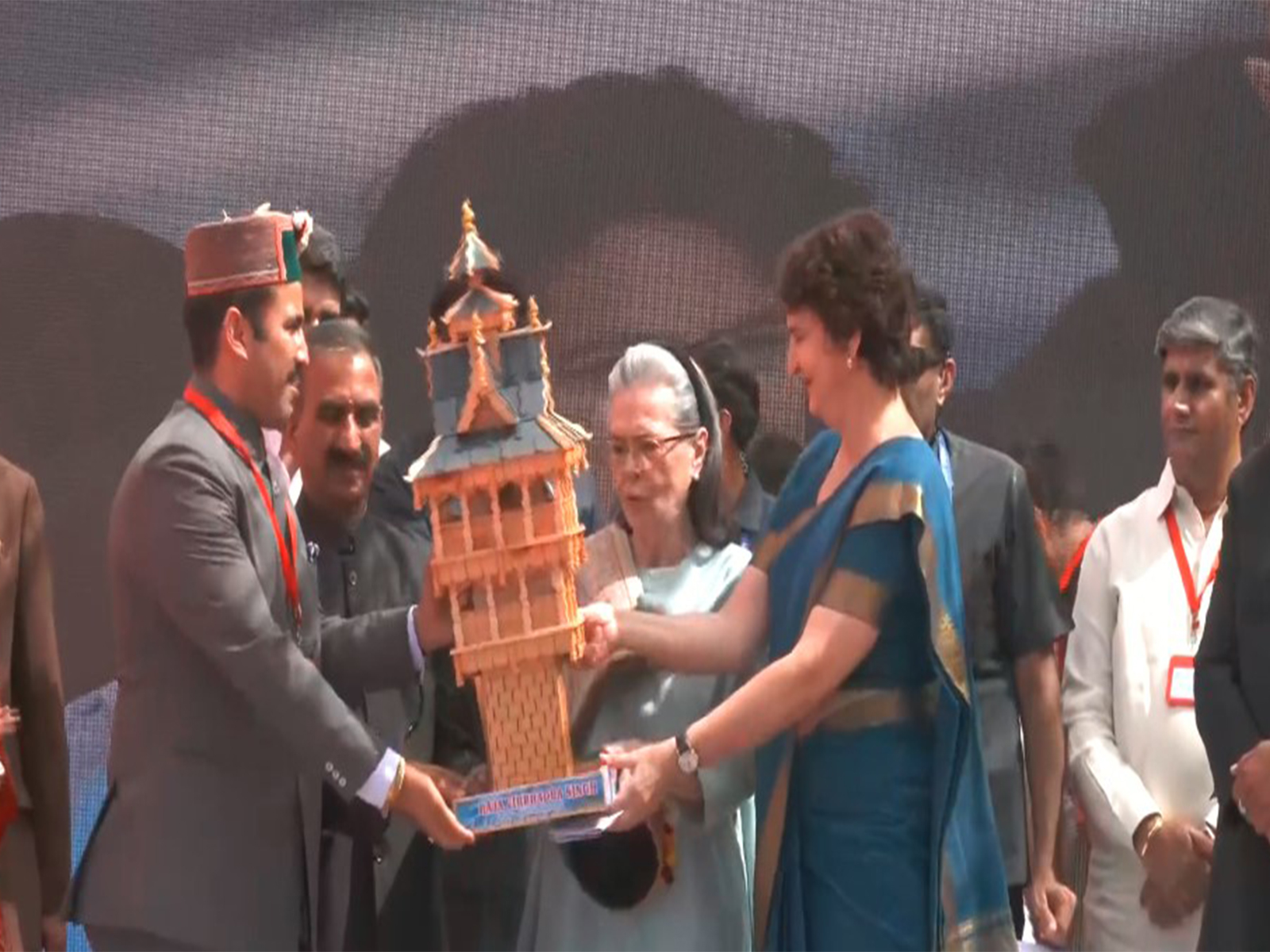 Congress leader Sonia Gandhi unveils statue of former CM Virbhadra Singh in Shimla (Photo/ANI) Congress leader Sonia Gandhi unveils statue of former CM Virbhadra Singh in Shimla (Photo/ANI)
