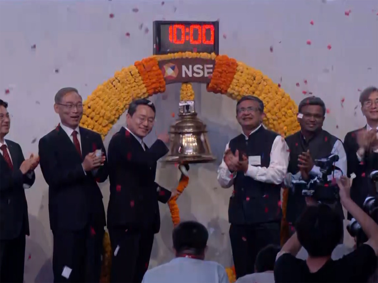 LG Electronics India lists on NSE with a gain of over 50% at Rs 1,710.10/ share (Photo/ANI) LG Electronics India lists on NSE with a gain of over 50% at Rs 1,710.10/ share (Photo/ANI)