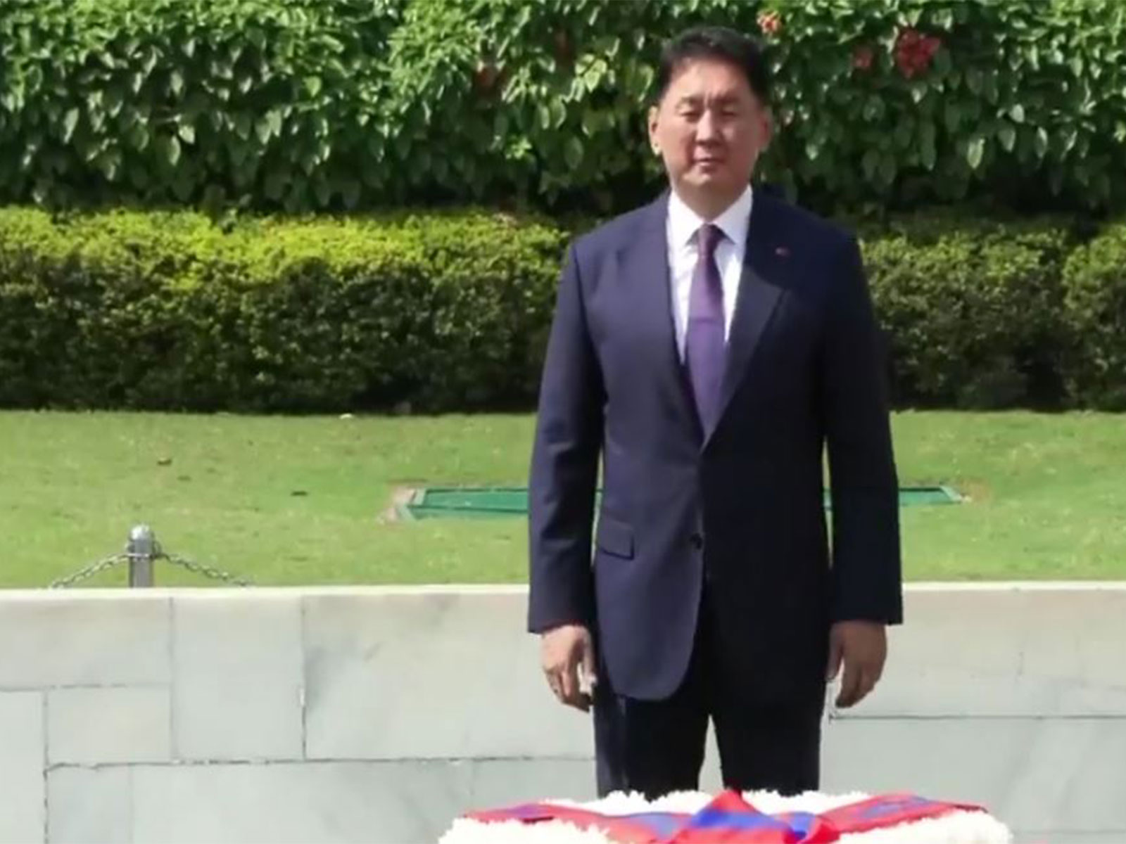 Mongolian President Khurelsukh Ukhnaa offering tributes at Rajghat (Photo/ ANI) Mongolian President Khurelsukh Ukhnaa offering tributes at Rajghat (Photo/ ANI)