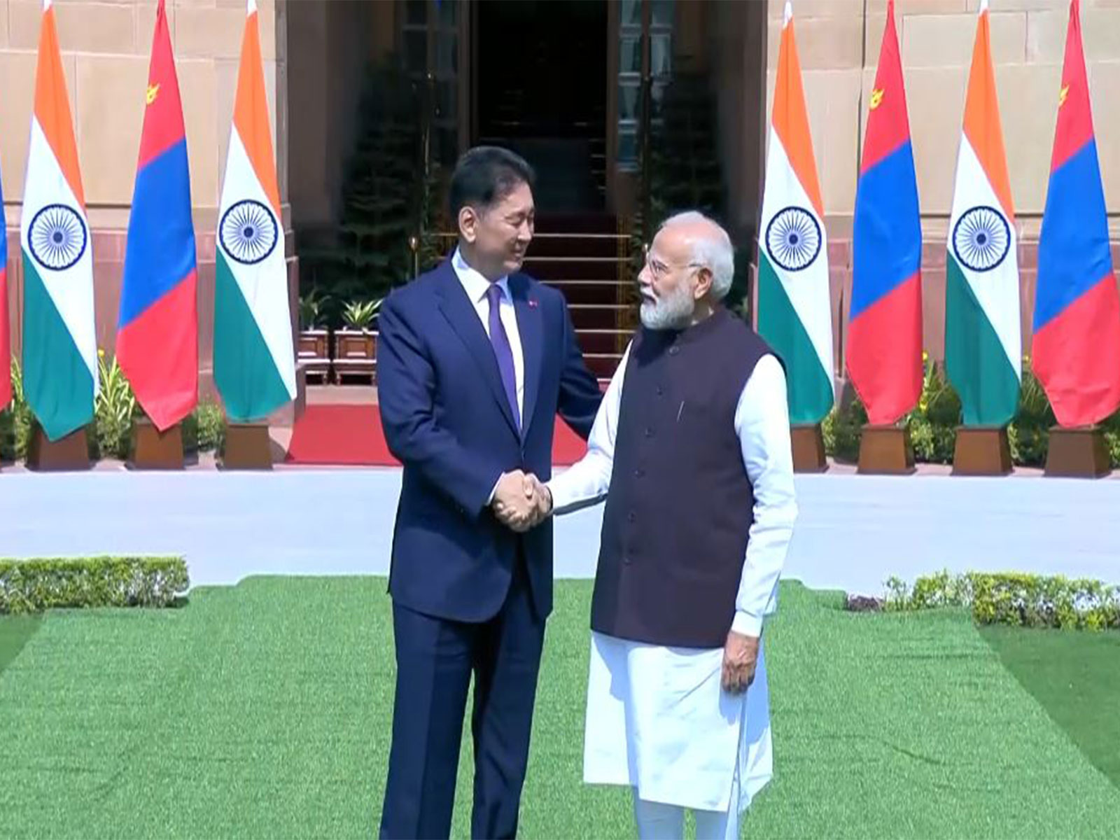 Prime Minister Narendra Modi with Mongolian President Khurelsukh Ukhnaa (Photo/ ANI DD) Prime Minister Narendra Modi with Mongolian President Khurelsukh Ukhnaa (Photo/ ANI DD)