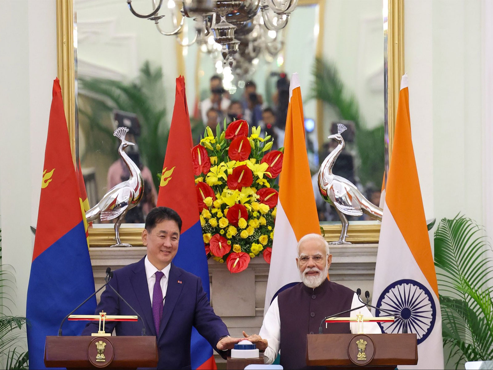 Prime Minister Narendra Modi with Mongolian President Khurelsukh Ukhnaa (Photo/X@MEAIndia) Prime Minister Narendra Modi with Mongolian President Khurelsukh Ukhnaa (Photo/X@MEAIndia)