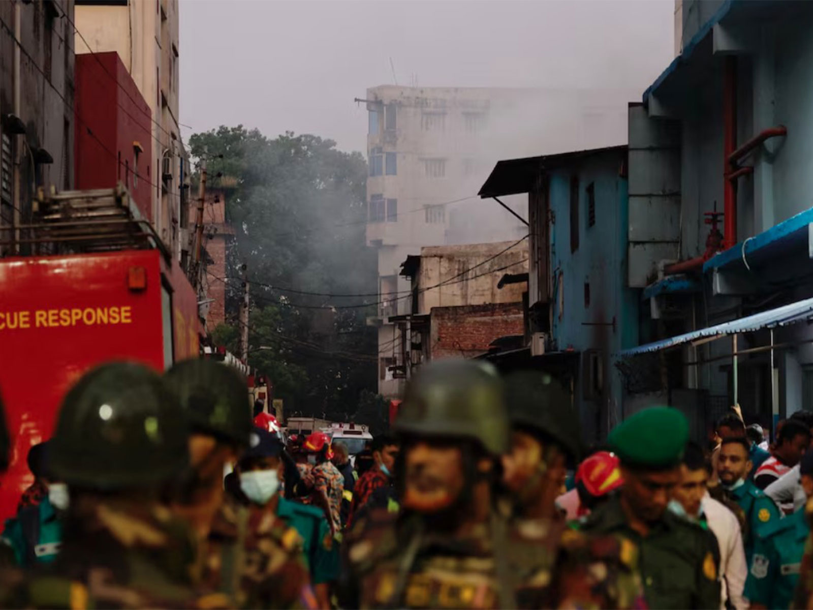 Smoke rises from a building as fire broke out at a garment factory and a chemical warehouse in Dhaka (Photo/Reuters) Smoke rises from a building as fire broke out at a garment factory and a chemical warehouse in Dhaka (Photo/Reuters)