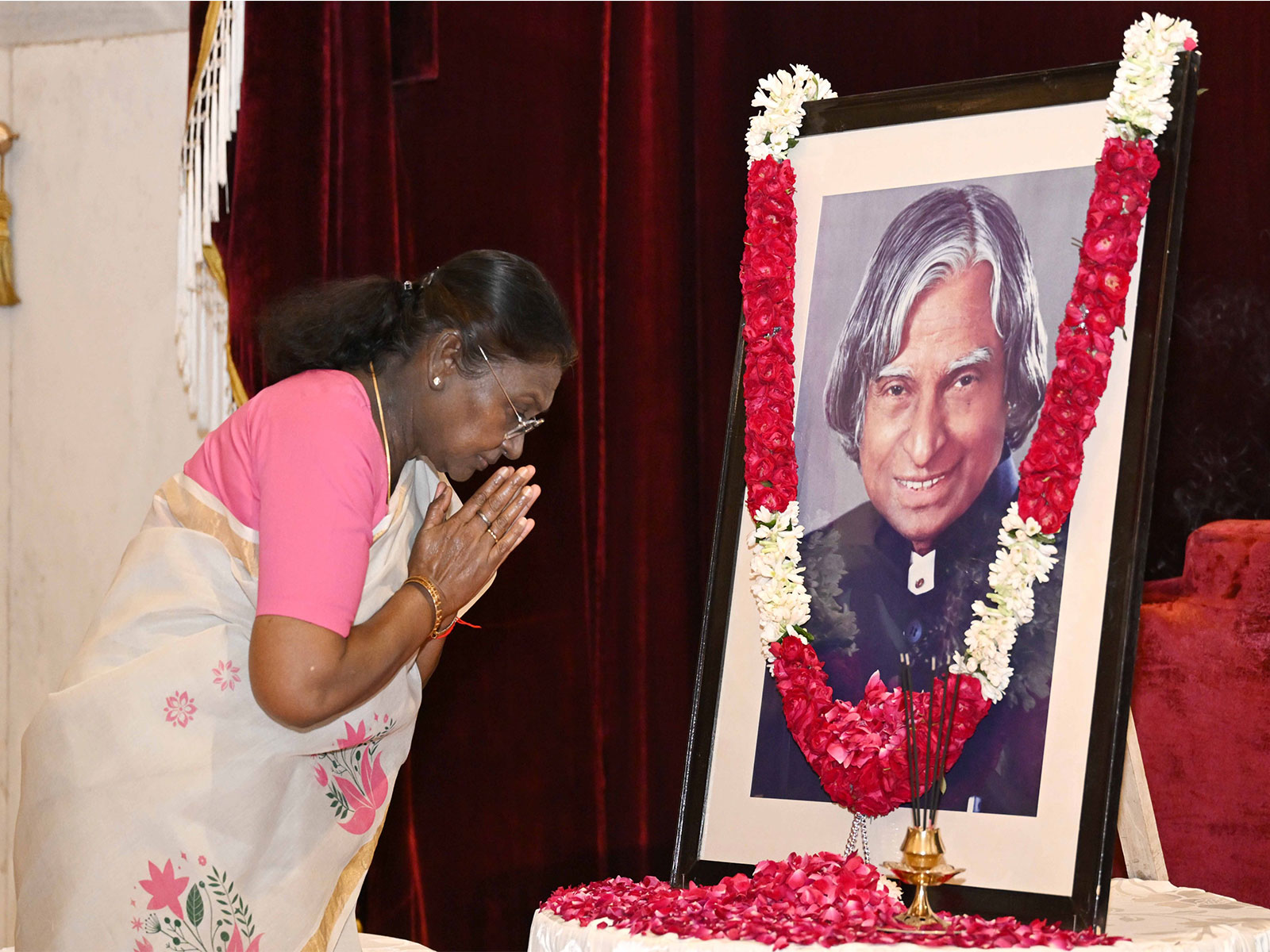 President Droupadi Murmu pays floral tributes to Dr. APJ Abdul on his birth Anniversary in New Delhi. (Photo/President of India X) President Droupadi Murmu pays floral tributes to Dr. APJ Abdul on his birth Anniversary in New Delhi. (Photo/President of India X)
