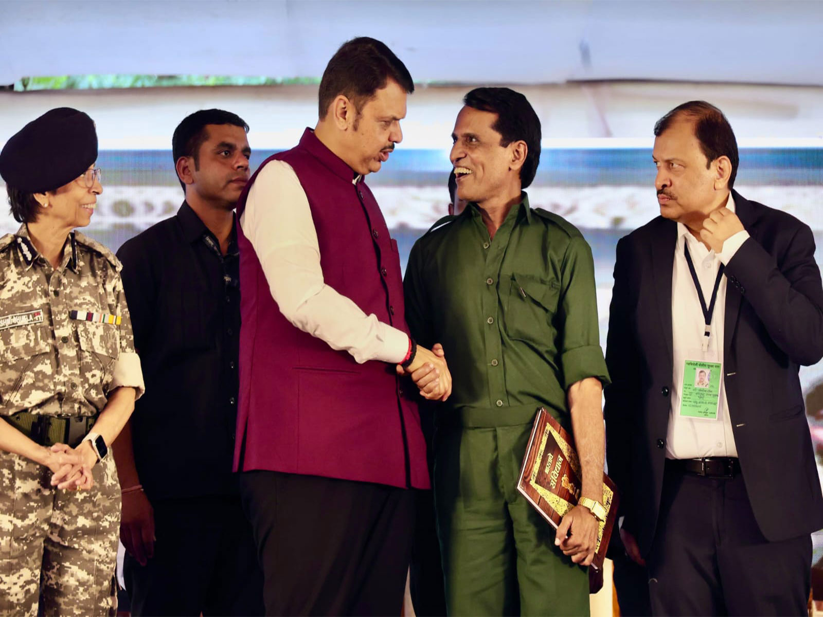 Venugopal Rao surrenders before Maharashtra CM Fadnavis (Photo: Maharashtra CMO) Venugopal Rao surrenders before Maharashtra CM Fadnavis (Photo: Maharashtra CMO)