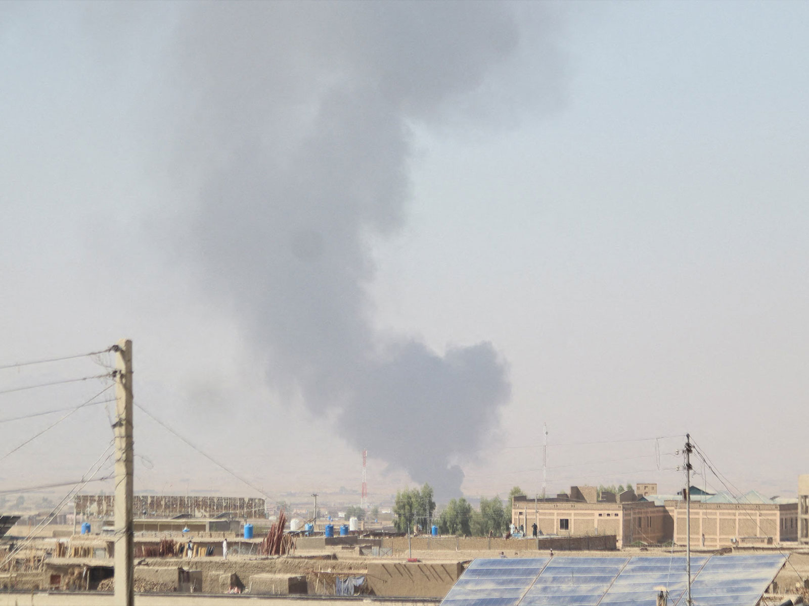 Smoke rises from the Afghan side after exchanges of fire between Pakistani and Afghan forces near the Chaman border in Balochistan, Pakistan. (Photo/Reuters) Smoke rises from the Afghan side after exchanges of fire between Pakistani and Afghan forces near the Chaman border in Balochistan, Pakistan. (Photo/Reuters)