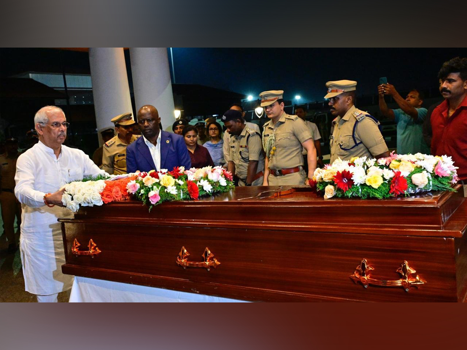 Kerala Governor lays a wreath on mortal remains of former Kenyan PM Raila Odinga in Ernakulam, Kerala (Photo/PRD) Kerala Governor lays a wreath on mortal remains of former Kenyan PM Raila Odinga in Ernakulam, Kerala (Photo/PRD)
