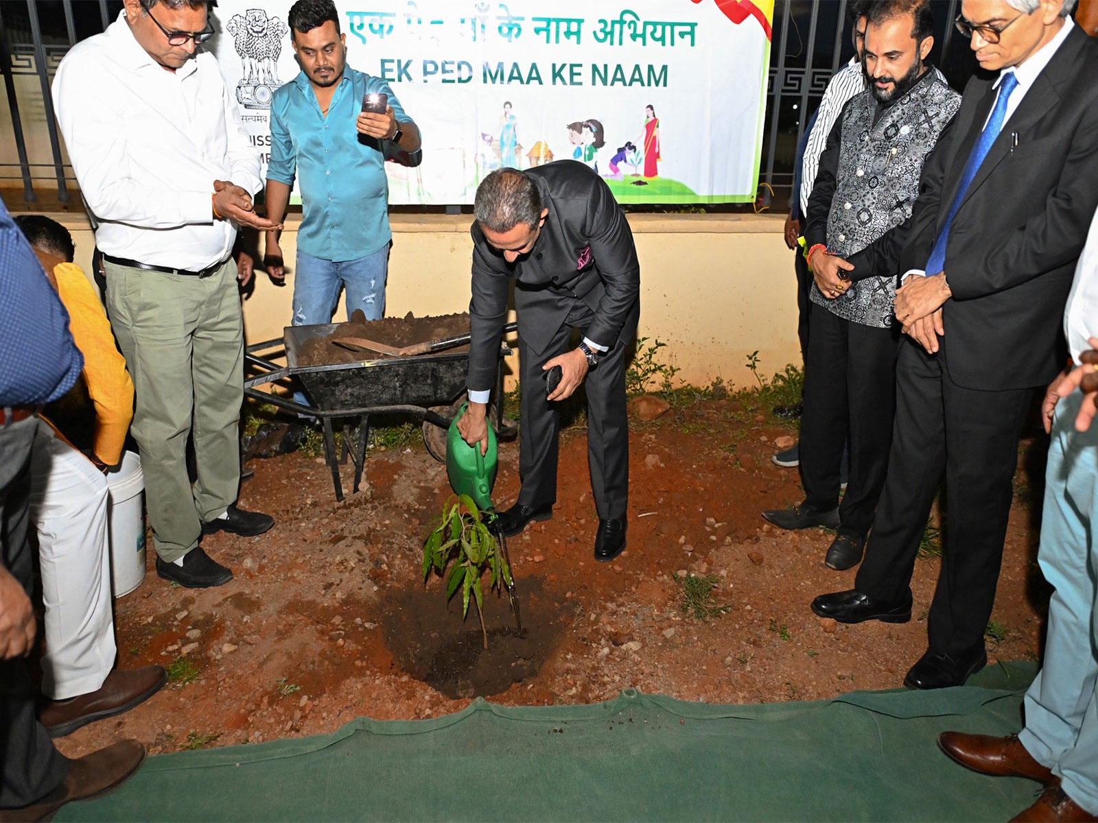 MoS Kirti Vardhan Singh plants a sapling at the Swaminarayan Temple Complex. (Photo/ X@KVSinghMPGonda) MoS Kirti Vardhan Singh plants a sapling at the Swaminarayan Temple Complex. (Photo/ X@KVSinghMPGonda)