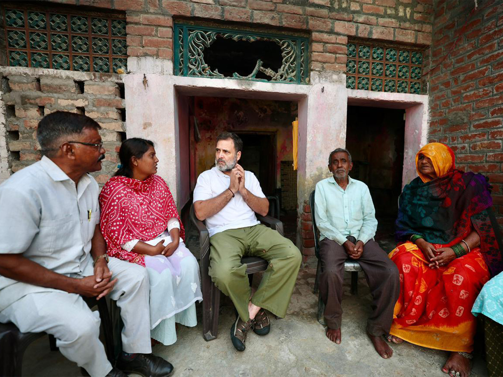 Rahul Gandhi with the family of Hariom Valmiki (Photo/AICC) Rahul Gandhi with the family of Hariom Valmiki (Photo/AICC)