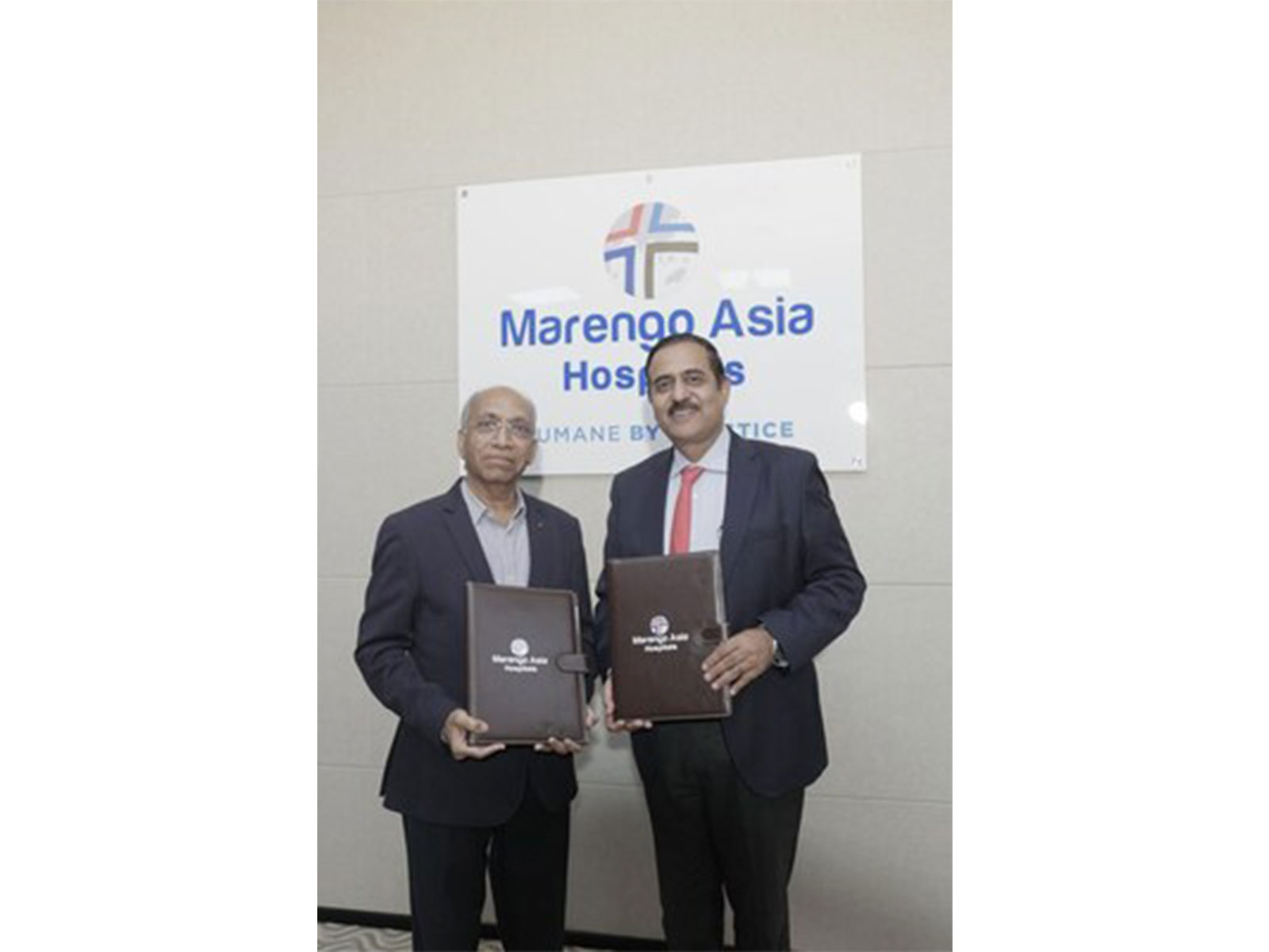 Dr Raajiv Singhal signing the deal with Sunshine Global Hospitals Dr Raajiv Singhal signing the deal with Sunshine Global Hospitals