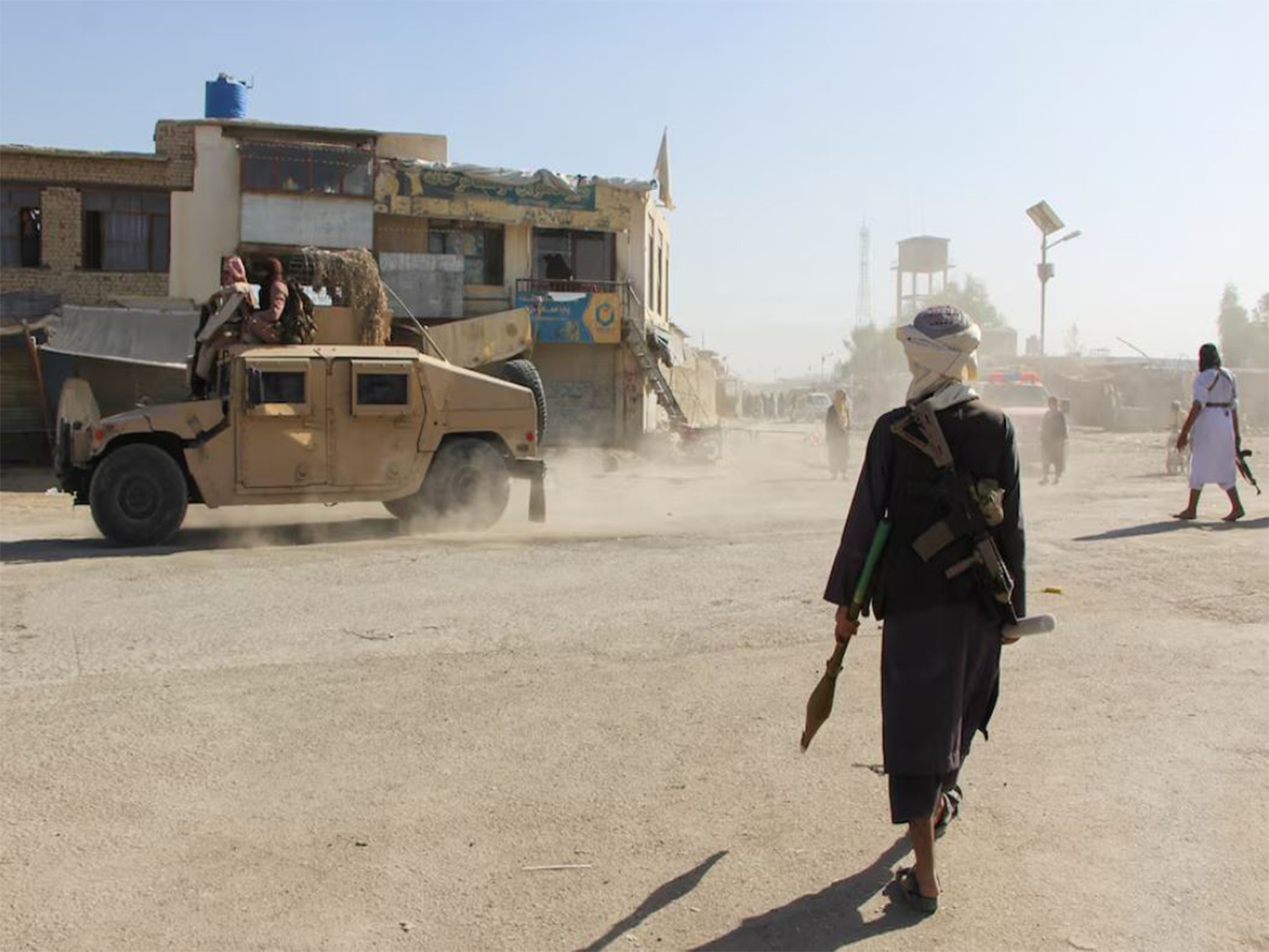 Taliban fighters patrol near the Afghanistan-Pakistan border in Spin Boldak, Kandahar Province, following exchanges of fire between Pakistani and Afghan forces in Afghanistan (Photo/Reuters) Taliban fighters patrol near the Afghanistan-Pakistan border in Spin Boldak, Kandahar Province, following exchanges of fire between Pakistani and Afghan forces in Afghanistan (Photo/Reuters)