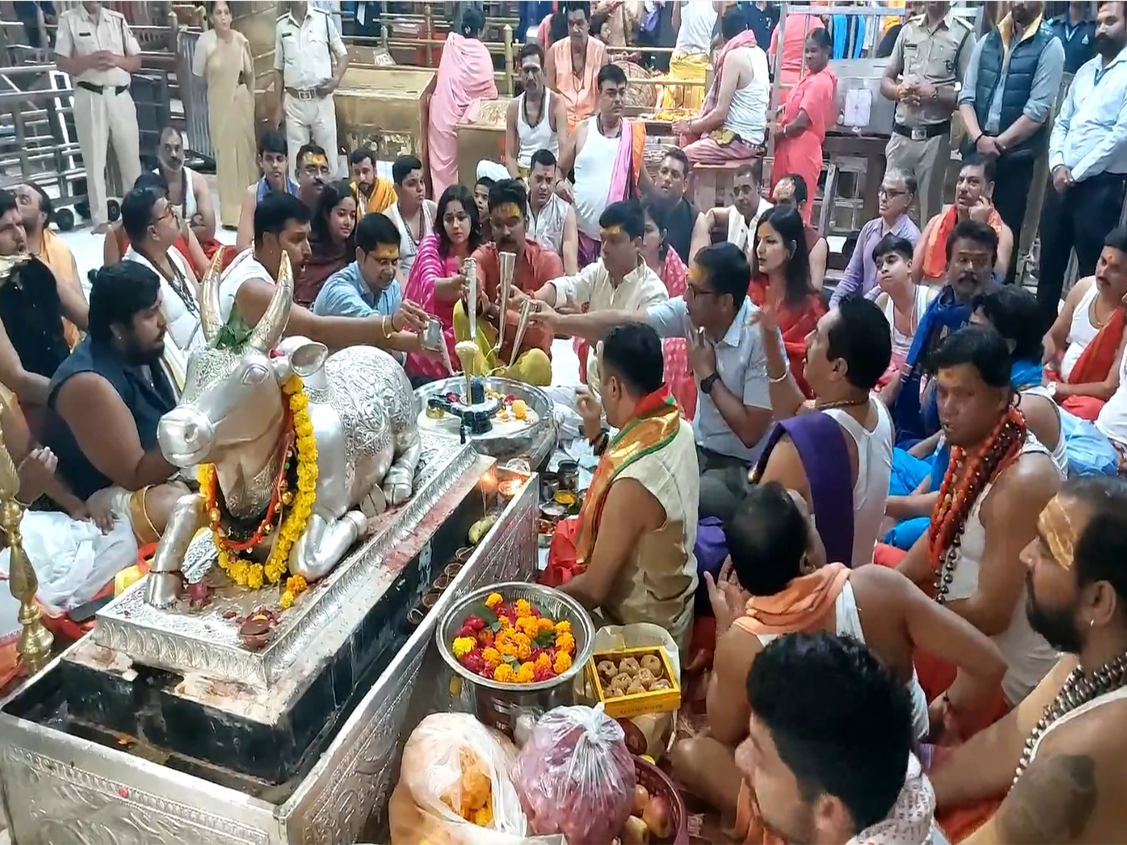 Temple committee members participate in special 'Mahapuja' at Mahakaleshwar temple on Dhanteras. (Photo/ANI) Temple committee members participate in special 'Mahapuja' at Mahakaleshwar temple on Dhanteras. (Photo/ANI)