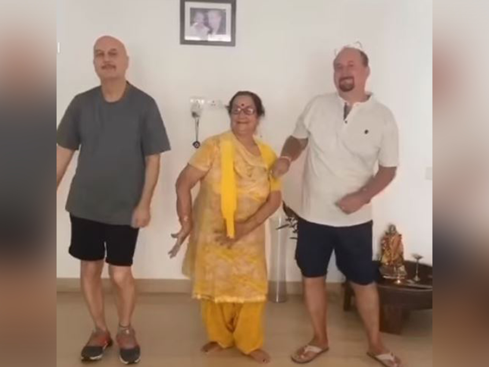 Anupam Kher with his mother and brother (Photo/Instagram@anupampkher) Anupam Kher with his mother and brother (Photo/Instagram@anupampkher)