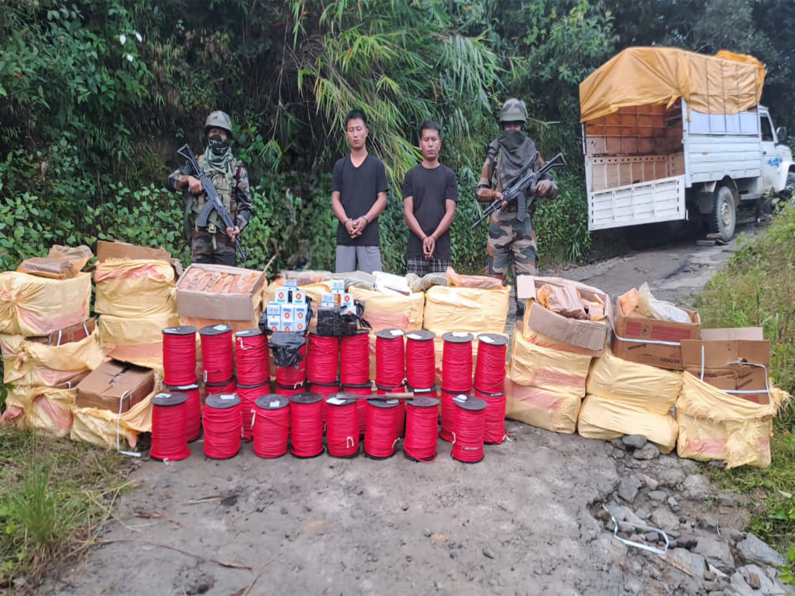 Assam Rifles with siezed items (Photo/Assam Rifles) Assam Rifles with siezed items (Photo/Assam Rifles)