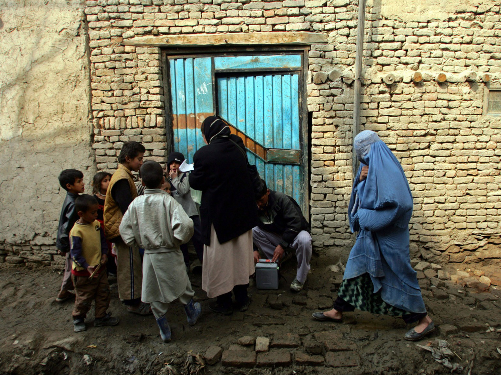 Afghan health ministry worker goes door to door to administer polio vaccination drops during anti-polio campaign in Kabul (File Photo/ Reuters) Afghan health ministry worker goes door to door to administer polio vaccination drops during anti-polio campaign in Kabul (File Photo/ Reuters)