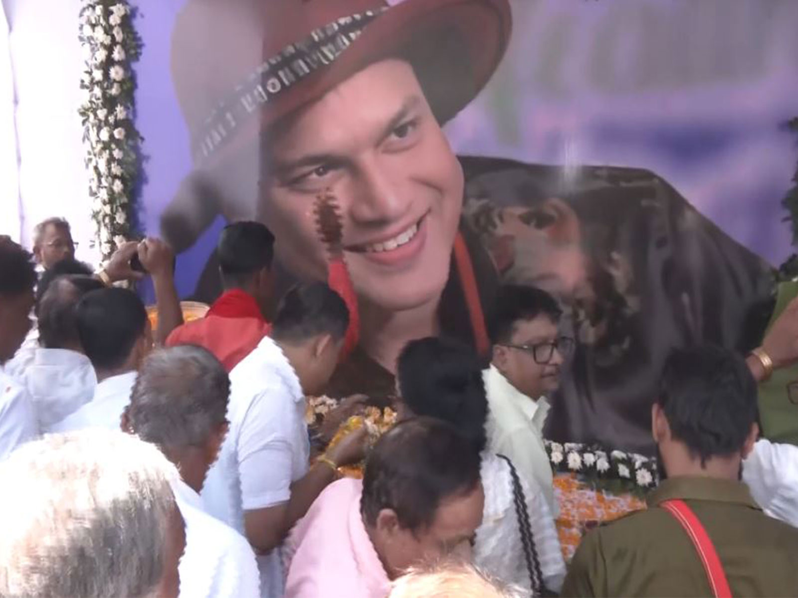 Fans gather outside Zubeen Garg's reisdence to pay floral tributes Fans gather outside Zubeen Garg's reisdence to pay floral tributes