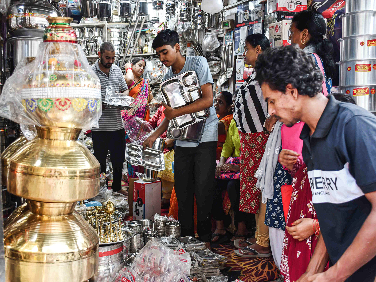 People making purchase at a market during festive session (Photo/ANI) People making purchase at a market during festive session (Photo/ANI)