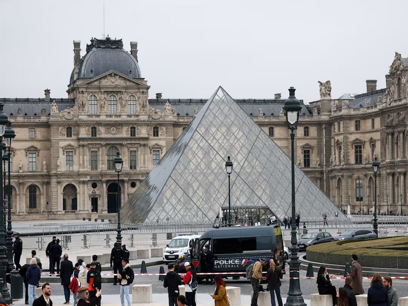 Police stand near the Louvre Museum pyramid following a robbery (Photo/Reuters) Police stand near the Louvre Museum pyramid following a robbery (Photo/Reuters)