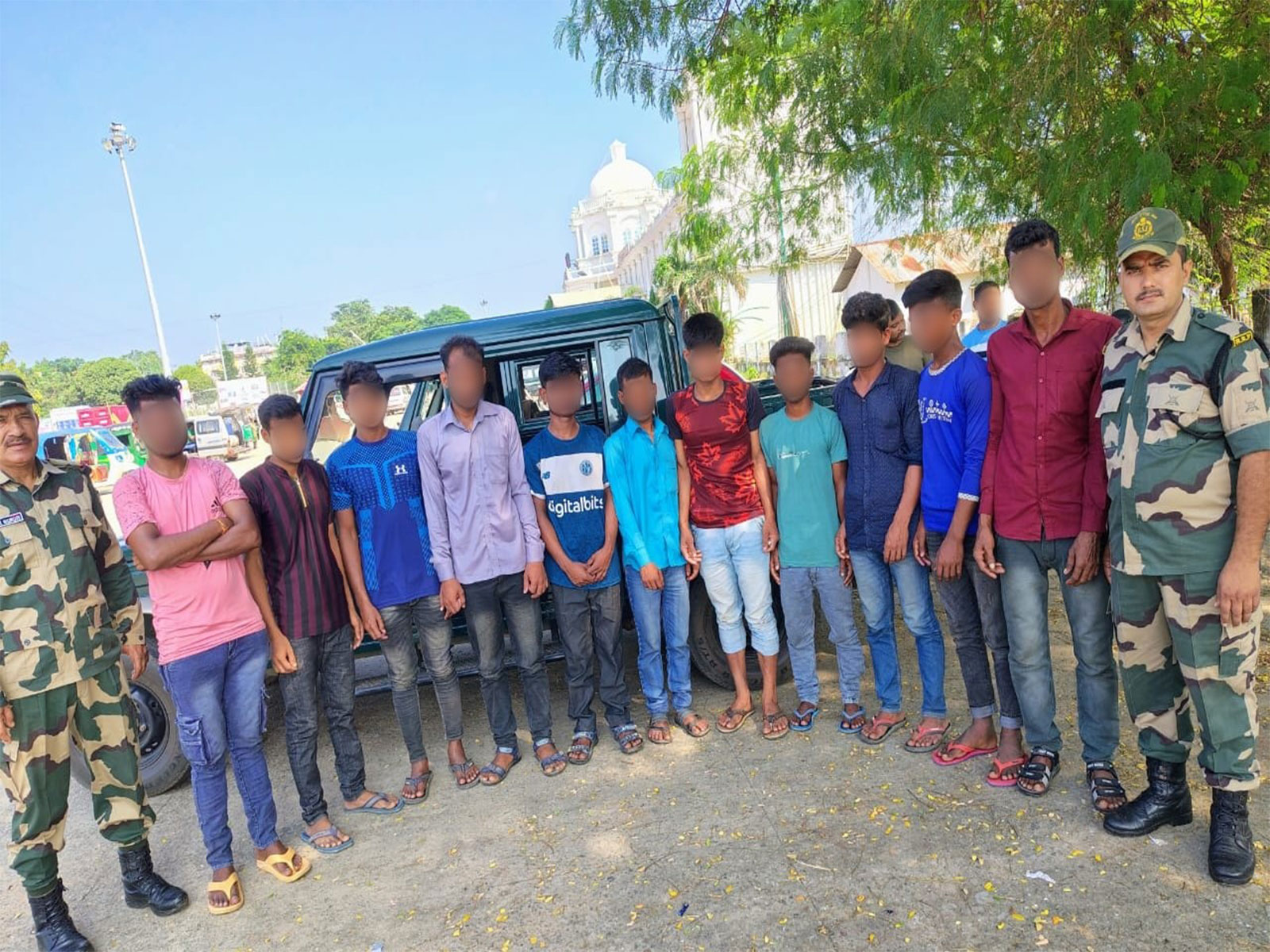 BSF with apprehended illegal migrants. (Photo/ANI) BSF with apprehended illegal migrants. (Photo/ANI)