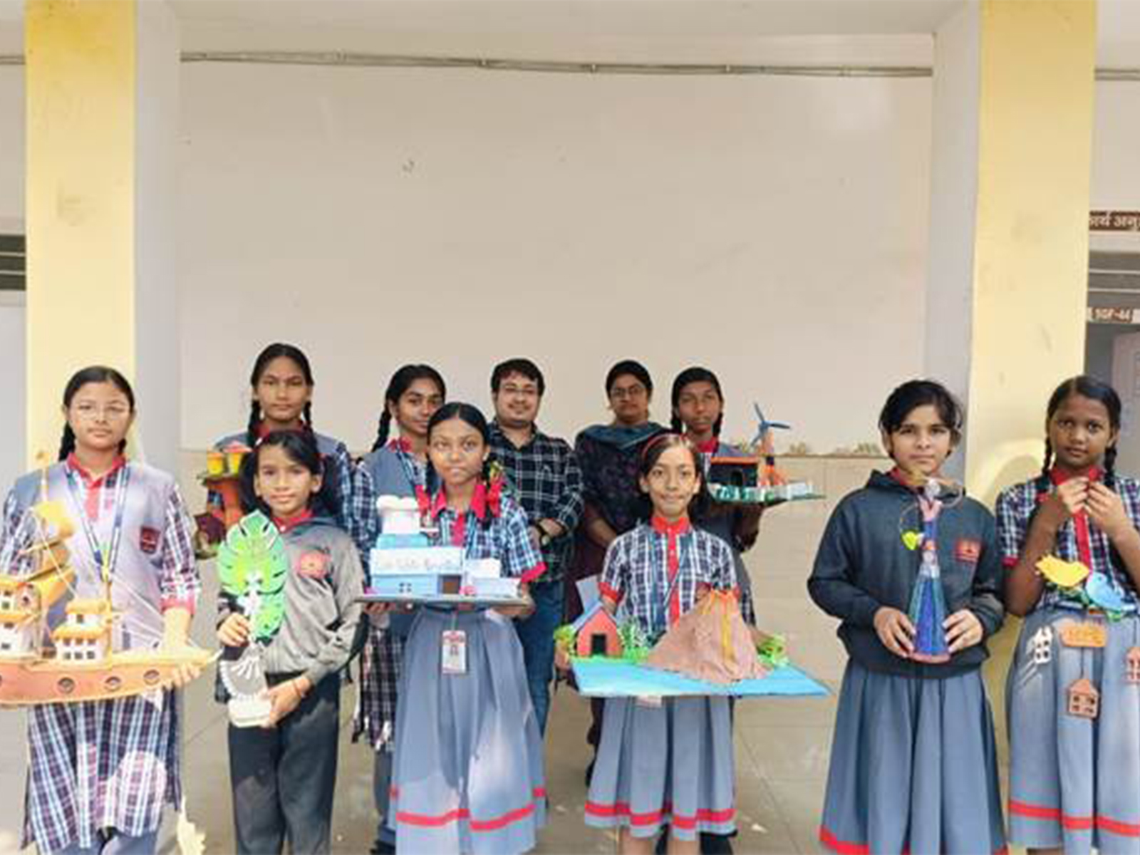 Students showcasing creative ideas on recycling and reusing scrap materials. (Photo/PIB) Students showcasing creative ideas on recycling and reusing scrap materials. (Photo/PIB)
