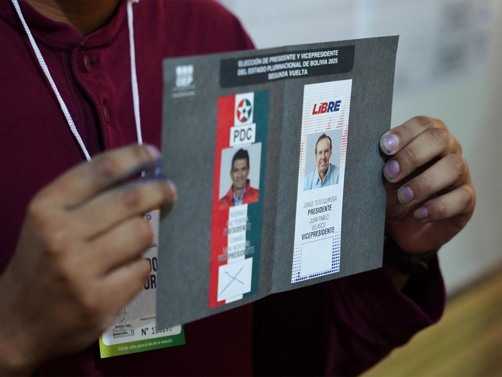 A person shows a ballot as electoral workers count votes on the day of the presidential runoff election in Tarija, Bolivia (Photo/Reuters) A person shows a ballot as electoral workers count votes on the day of the presidential runoff election in Tarija, Bolivia (Photo/Reuters)